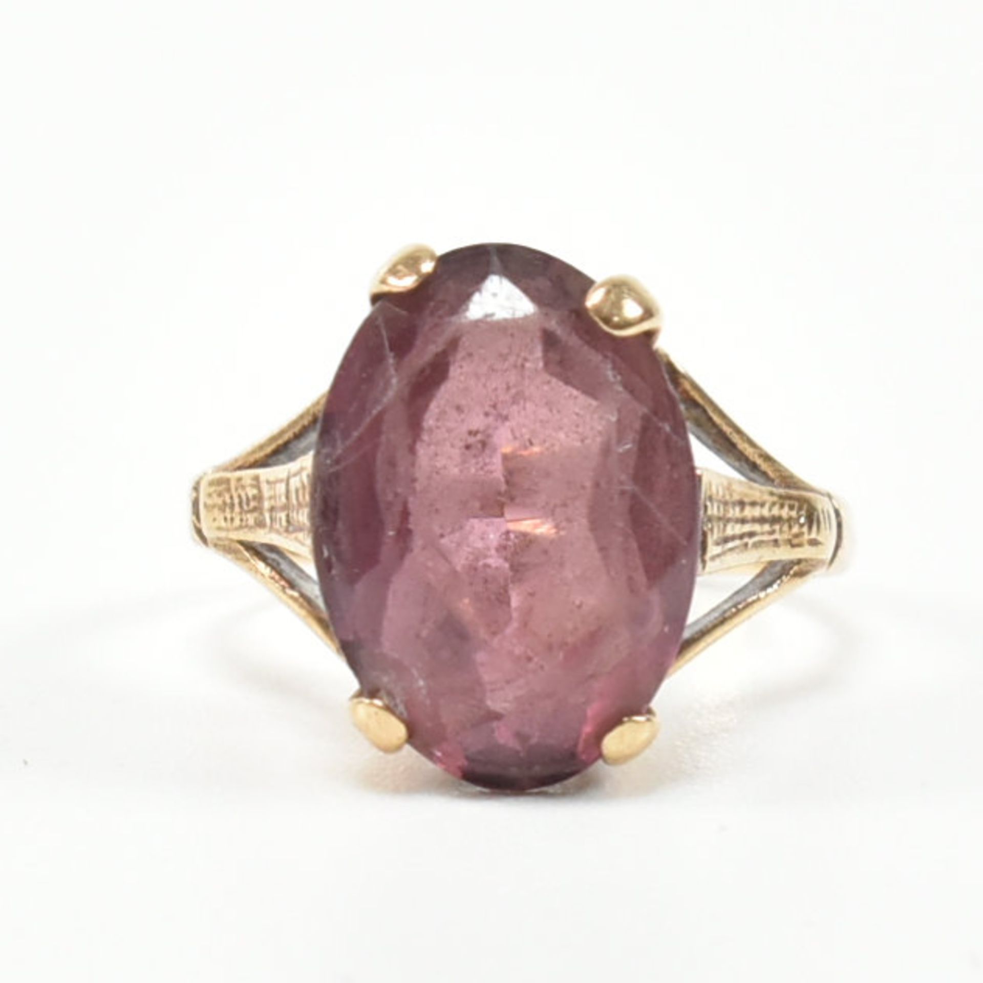 VINTAGE 9CT GOLD & PURPLE STONE RING - Image 2 of 9