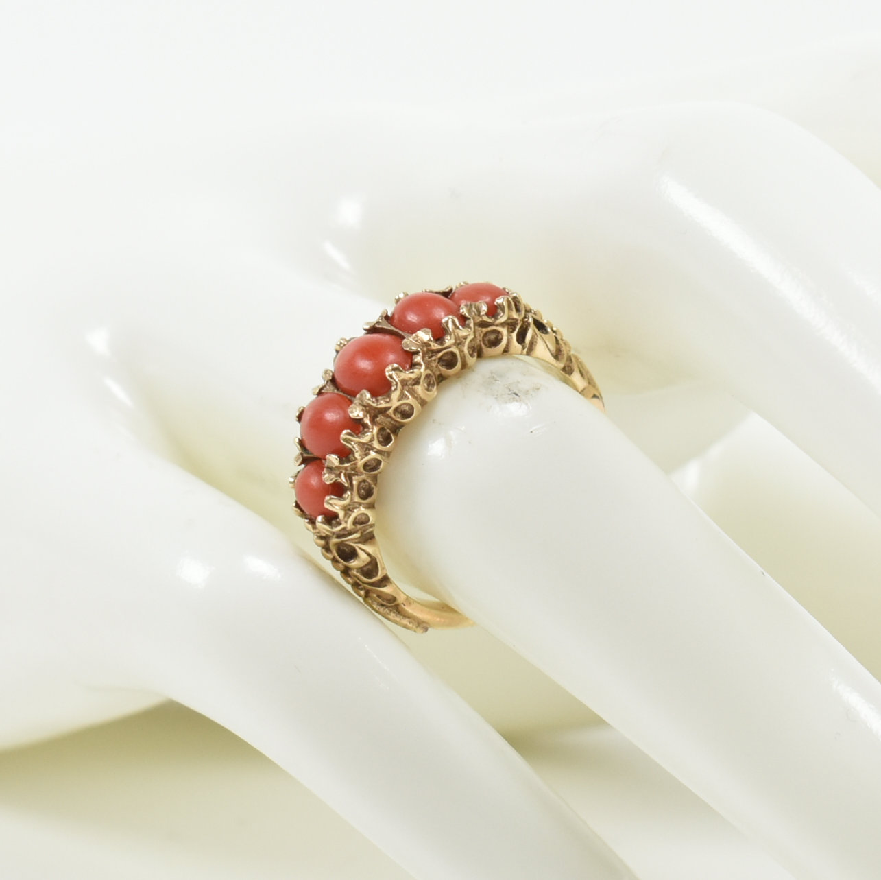 HALLMARKED 9CT GOLD & CORAL FIVE STONE RING - Image 9 of 11