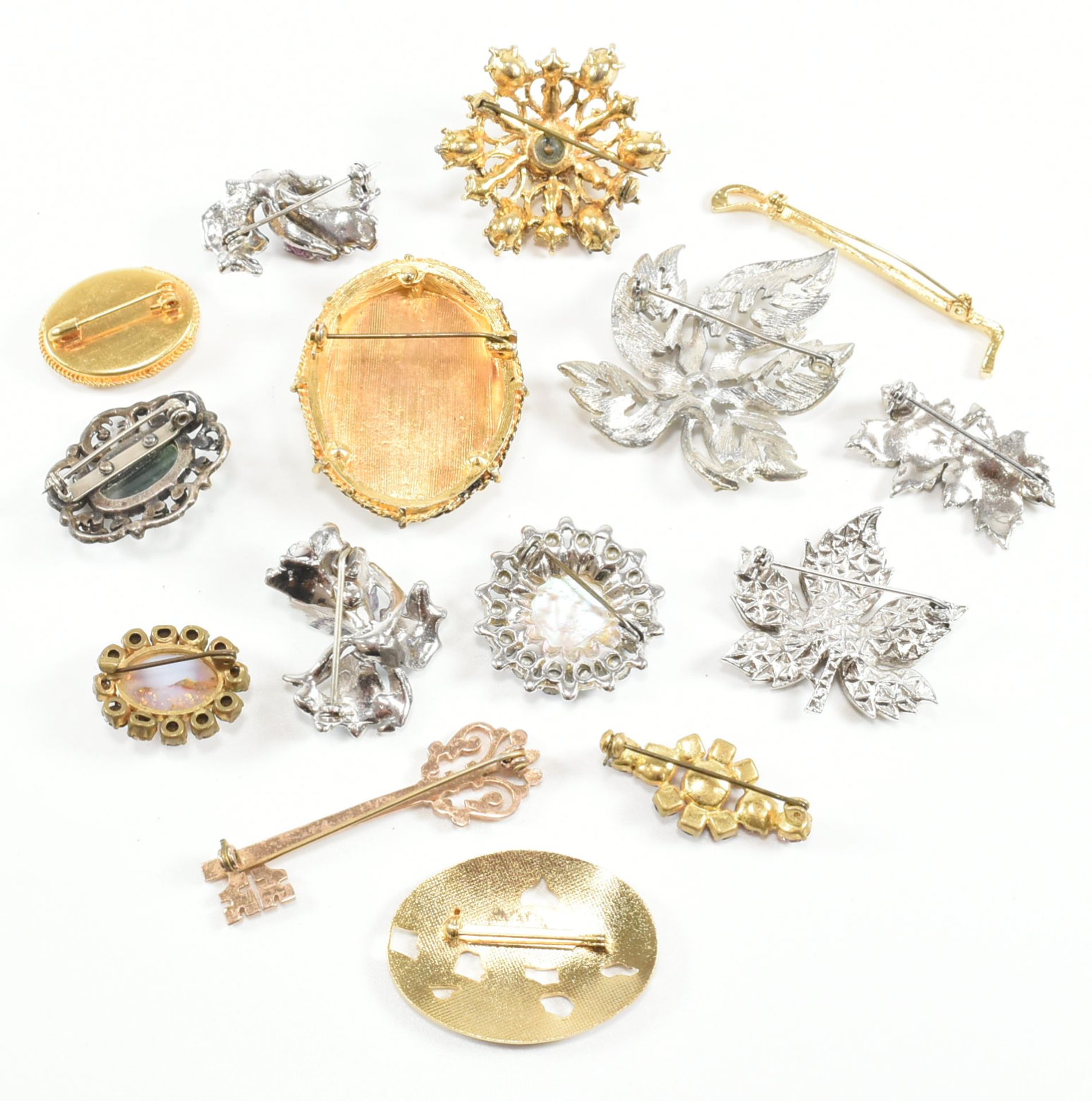 COLLECTION OF ASSORTED VINTAGE & LATER BROOCH PINS - Image 8 of 10