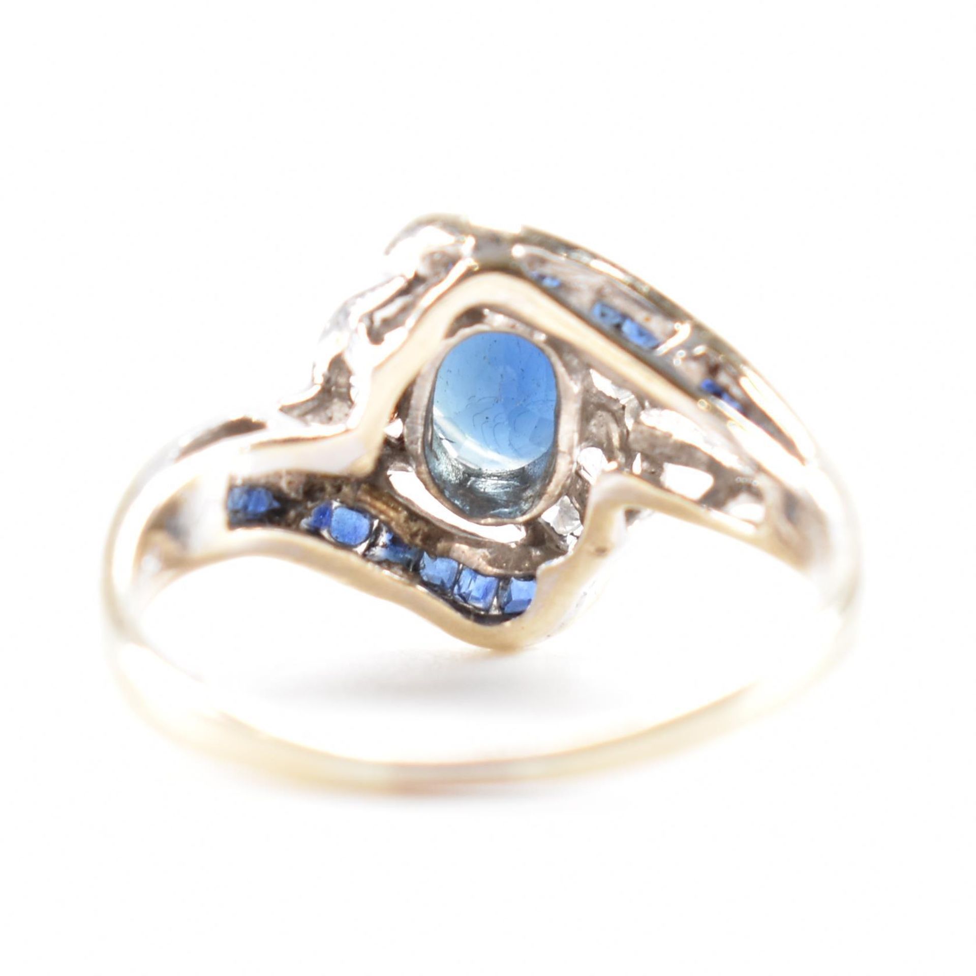 WHITE GOLD SAPPHIRE & DIAMOND CROSSOVER RING - Image 5 of 11