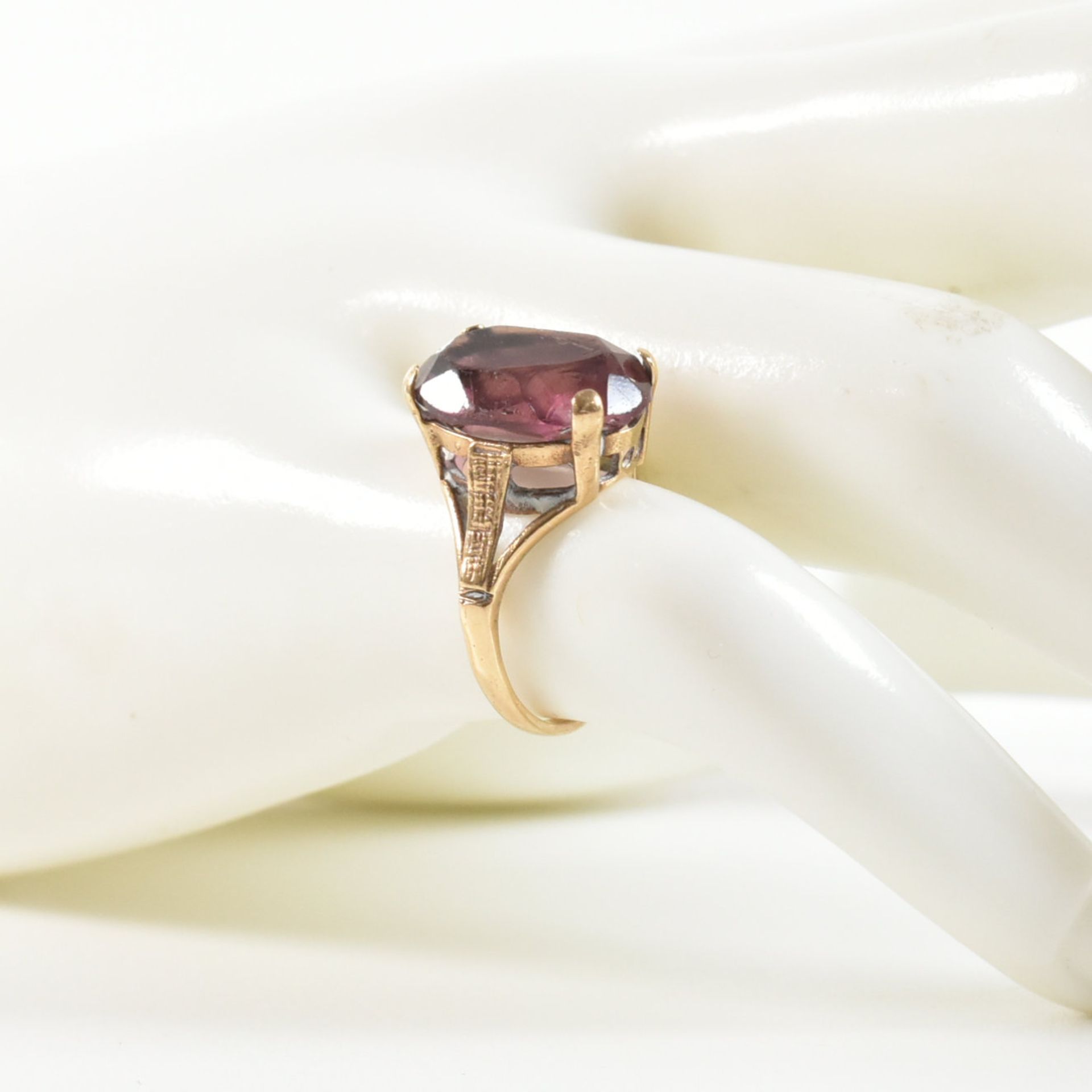 VINTAGE 9CT GOLD & PURPLE STONE RING - Image 9 of 9