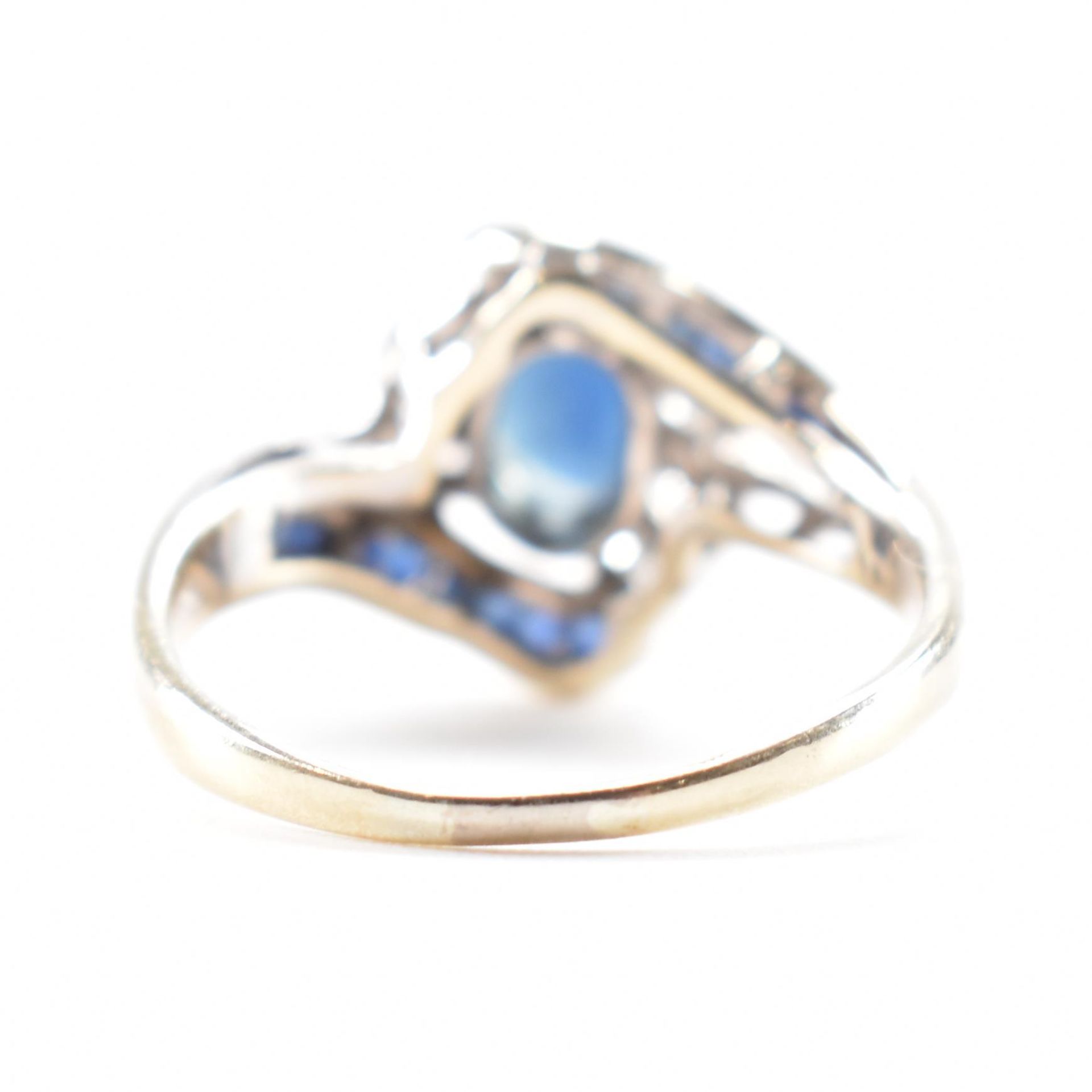 WHITE GOLD SAPPHIRE & DIAMOND CROSSOVER RING - Image 4 of 11