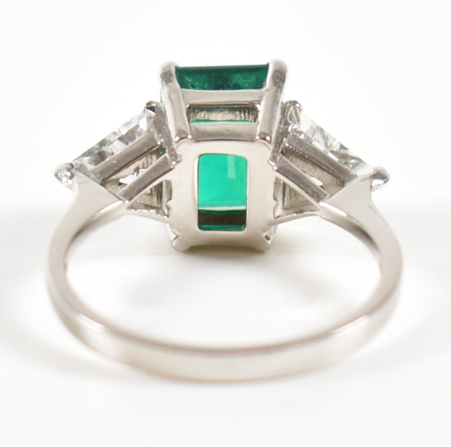 18CT WHITE GOLD COLOMBIAN EMERALD & DIAMOND RING - Image 6 of 19