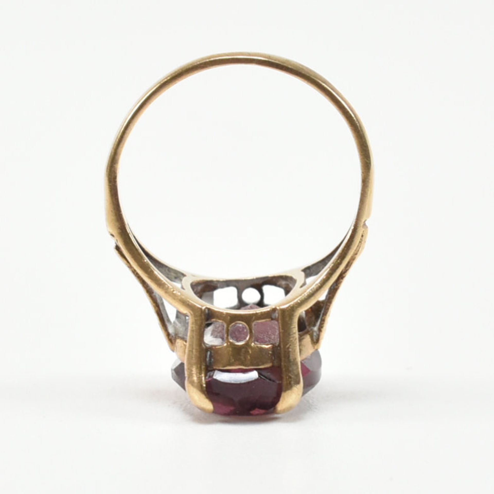 VINTAGE 9CT GOLD & PURPLE STONE RING - Image 8 of 9