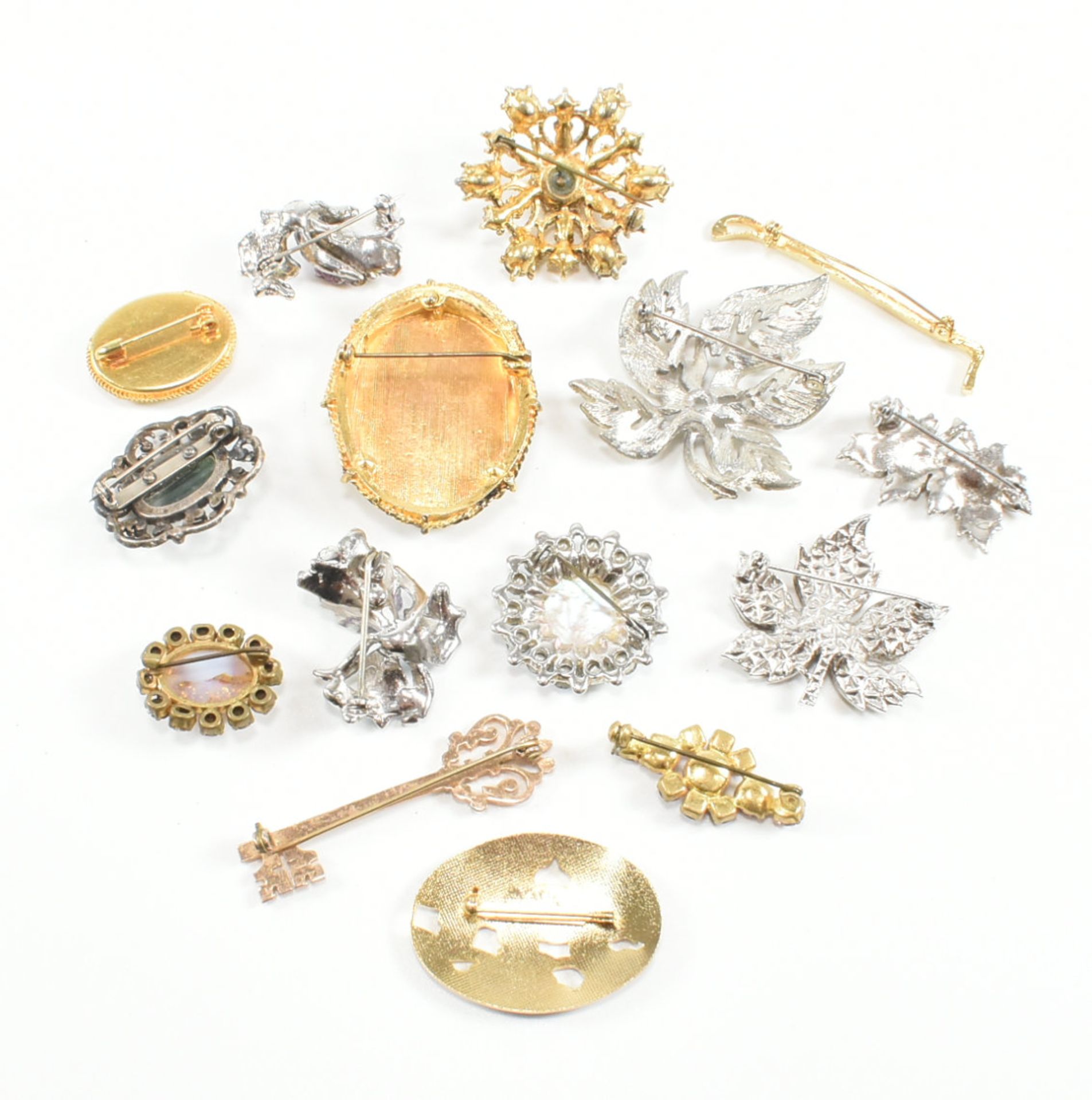 COLLECTION OF ASSORTED VINTAGE & LATER BROOCH PINS - Image 9 of 10