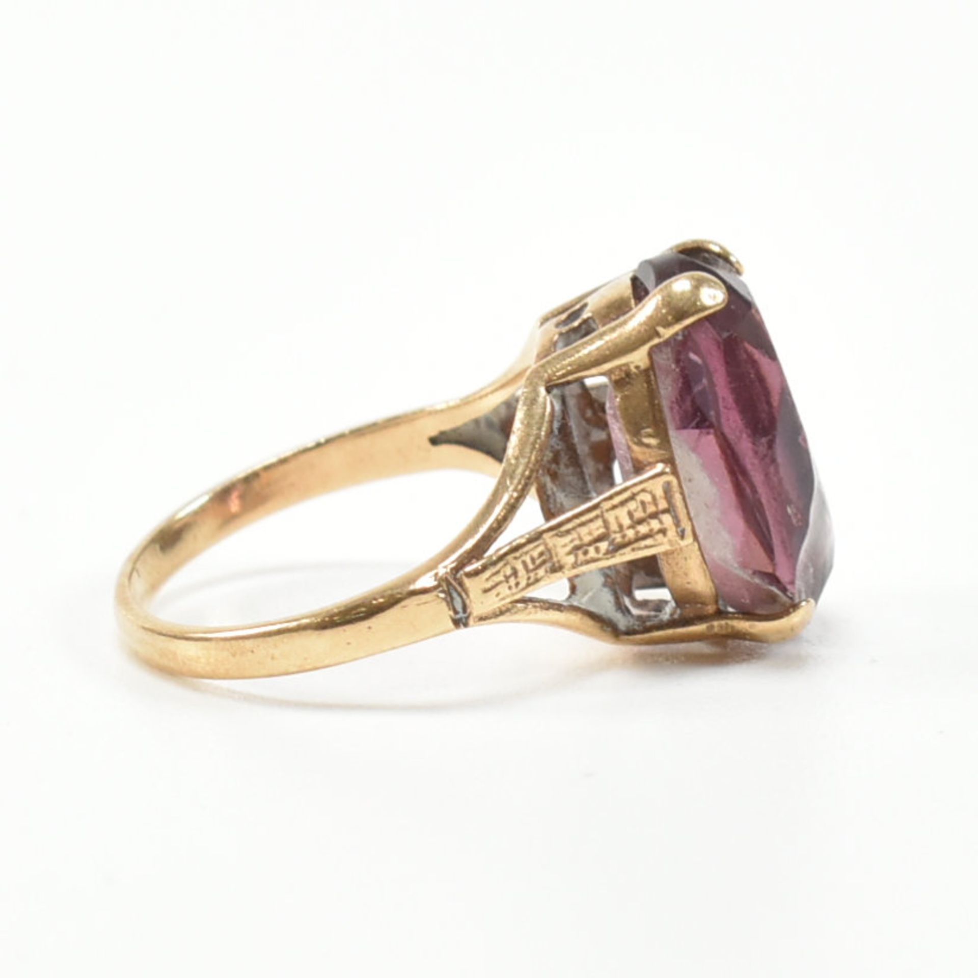 VINTAGE 9CT GOLD & PURPLE STONE RING - Image 7 of 9