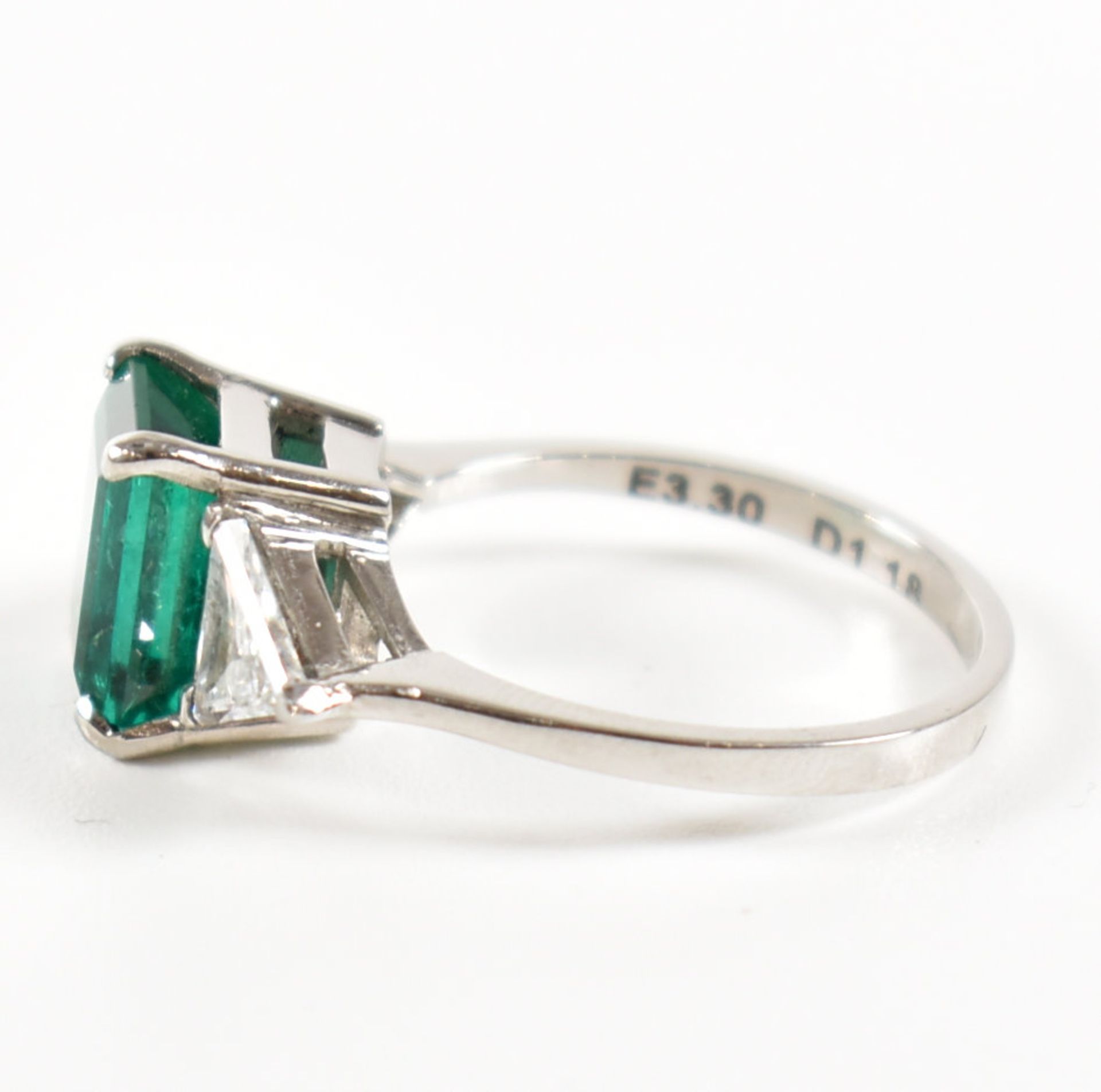 18CT WHITE GOLD COLOMBIAN EMERALD & DIAMOND RING - Image 4 of 19