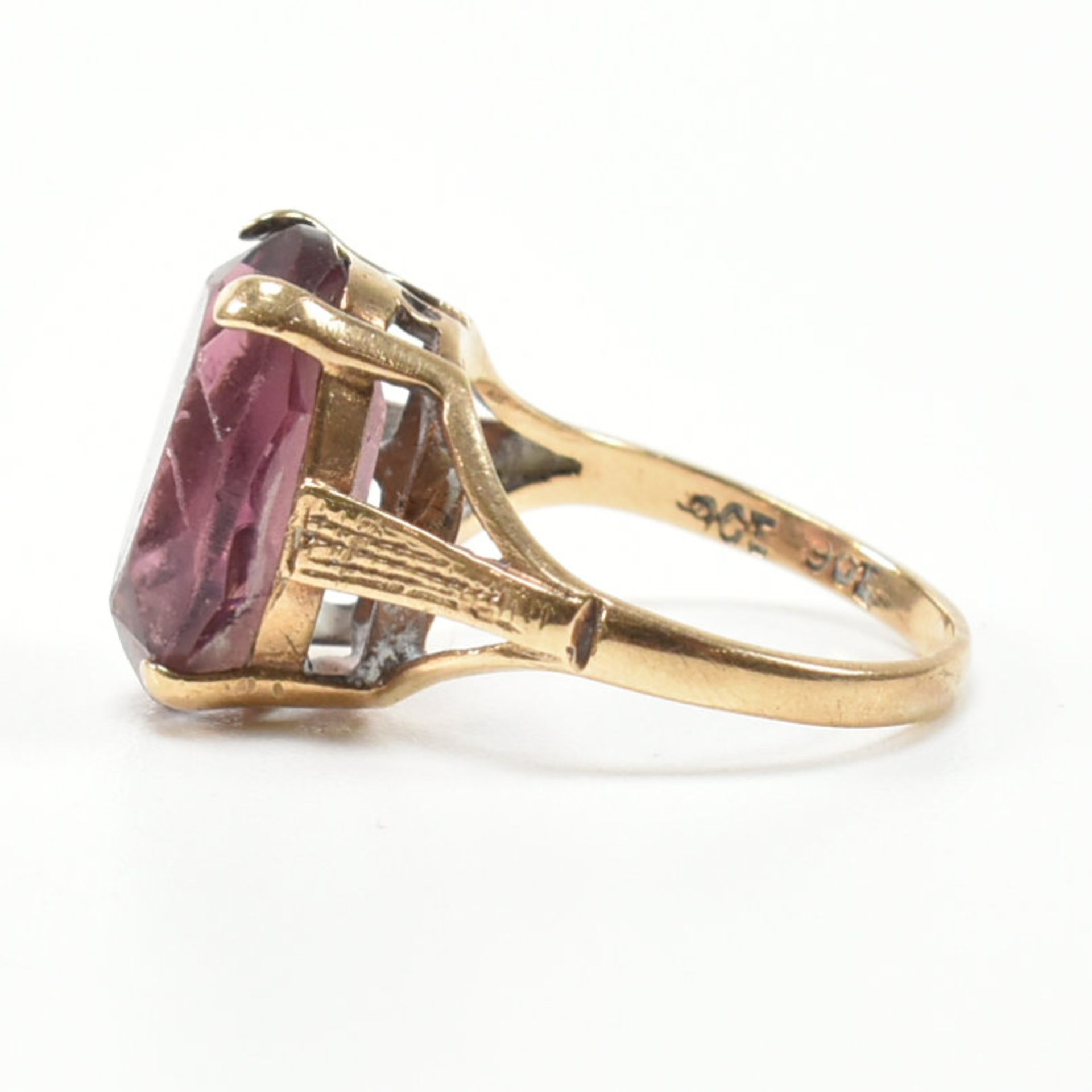 VINTAGE 9CT GOLD & PURPLE STONE RING - Image 3 of 9