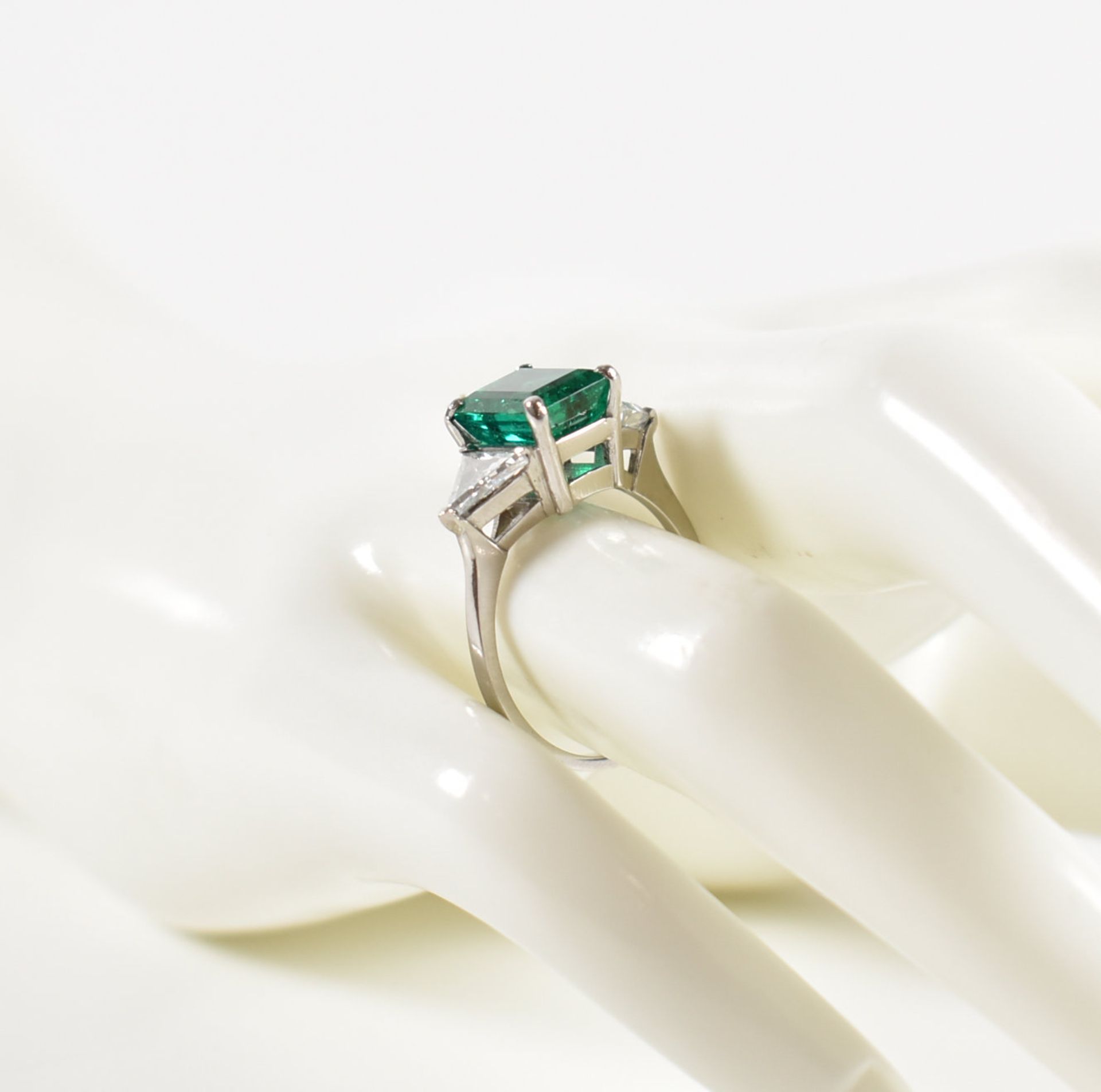 18CT WHITE GOLD COLOMBIAN EMERALD & DIAMOND RING - Image 12 of 19
