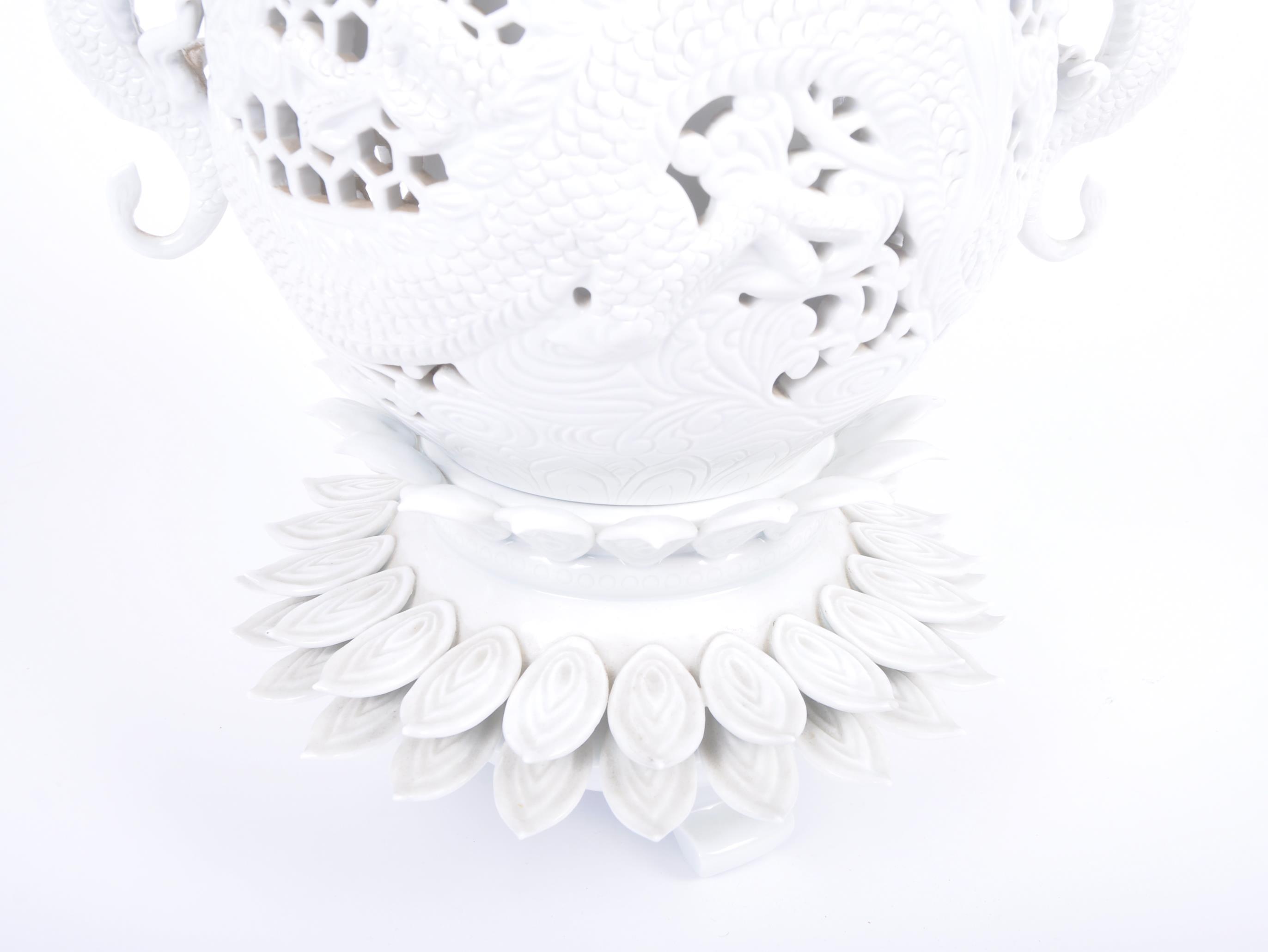 19TH CENTURY BLANC DE CHINE DRAGON & BEEHIVE VASE - Image 6 of 10