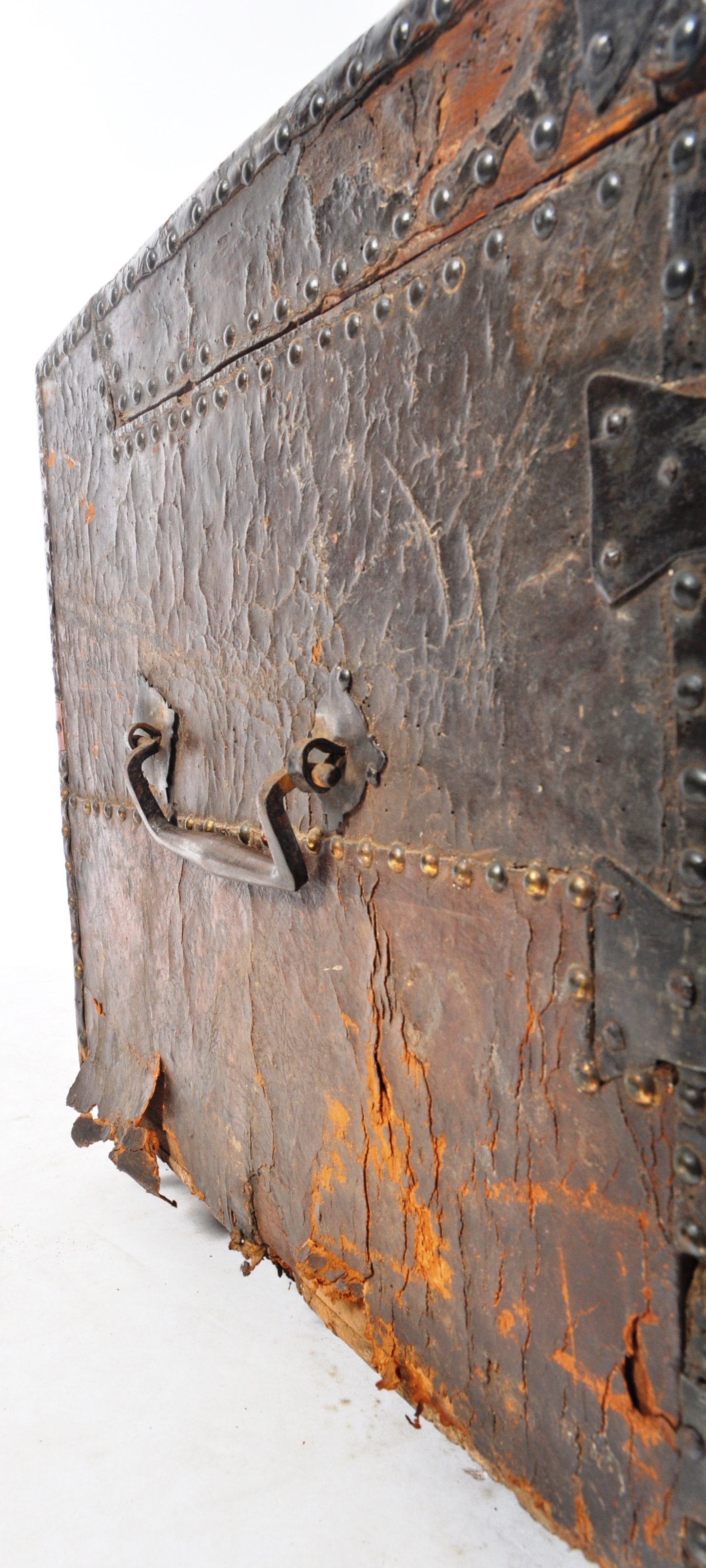 17TH CENTURY 1684 JAMES II OAK & LEATHER STUD WORKED CHEST - Image 4 of 7