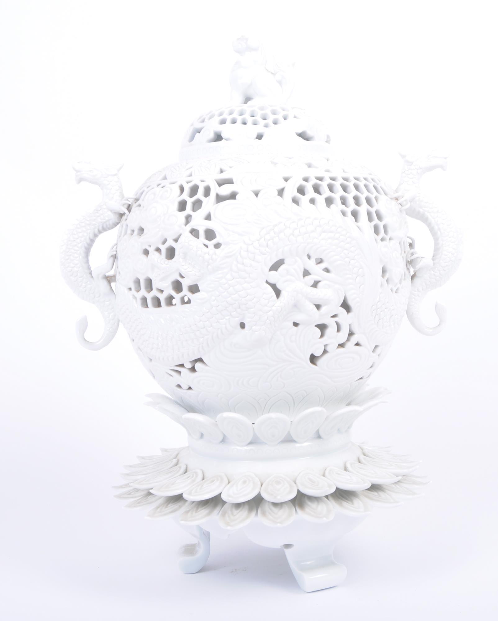 19TH CENTURY BLANC DE CHINE DRAGON & BEEHIVE VASE - Image 2 of 10