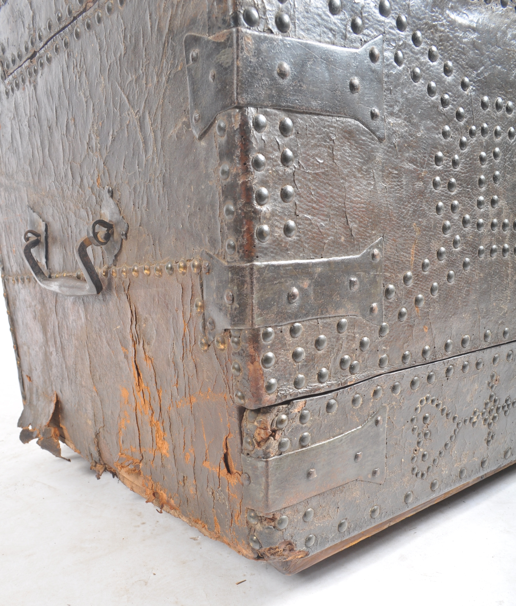 17TH CENTURY 1684 JAMES II OAK & LEATHER STUD WORKED CHEST - Image 5 of 7