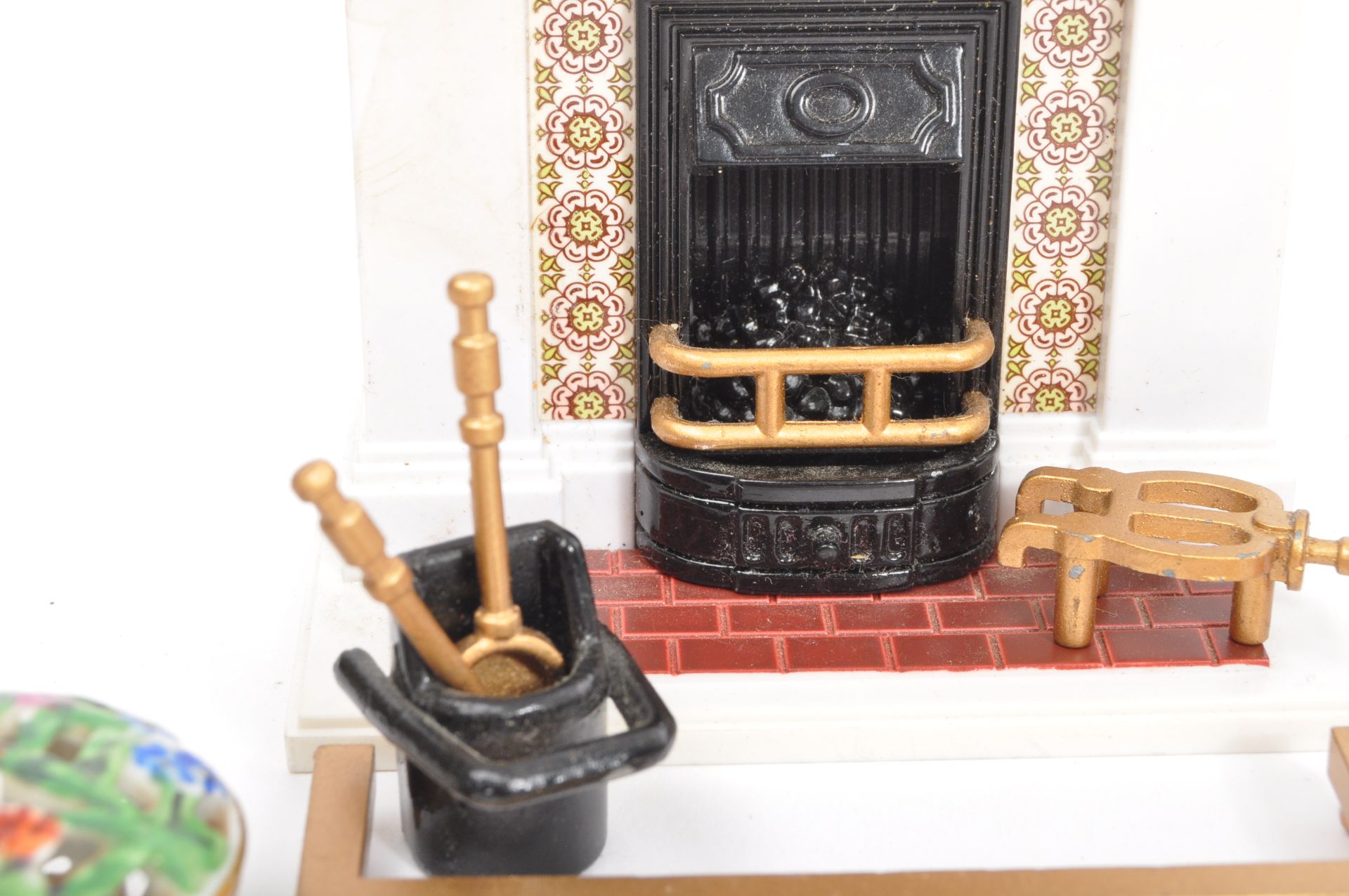 COLLECTION OF VINTAGE DOLLS HOUSE FURNITURE & ACCESSORIES - Image 3 of 9