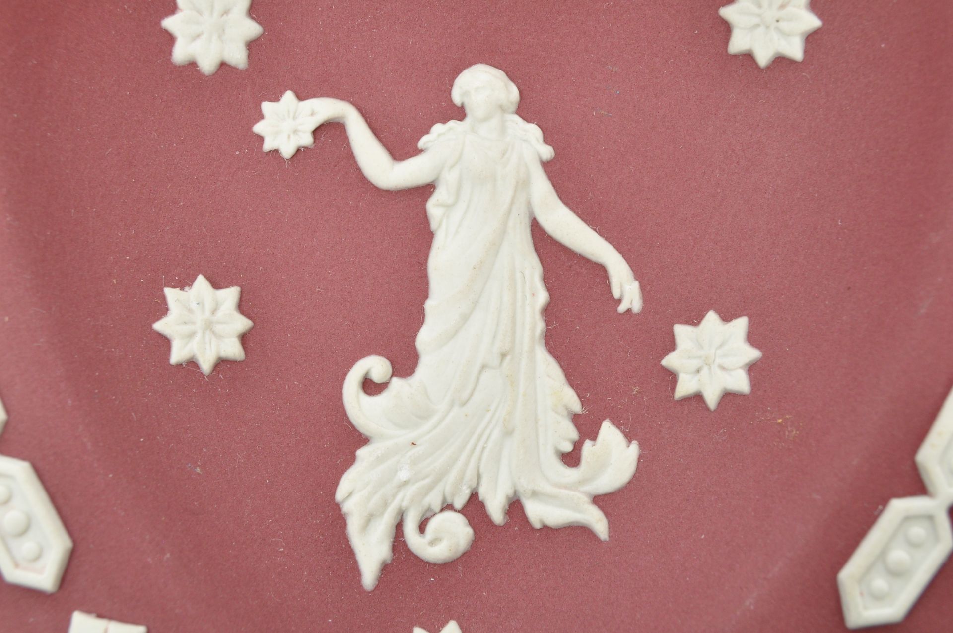 TWO PIECES WEDGWOOD CRIMSON JASPERWARE DISHES - Image 6 of 7