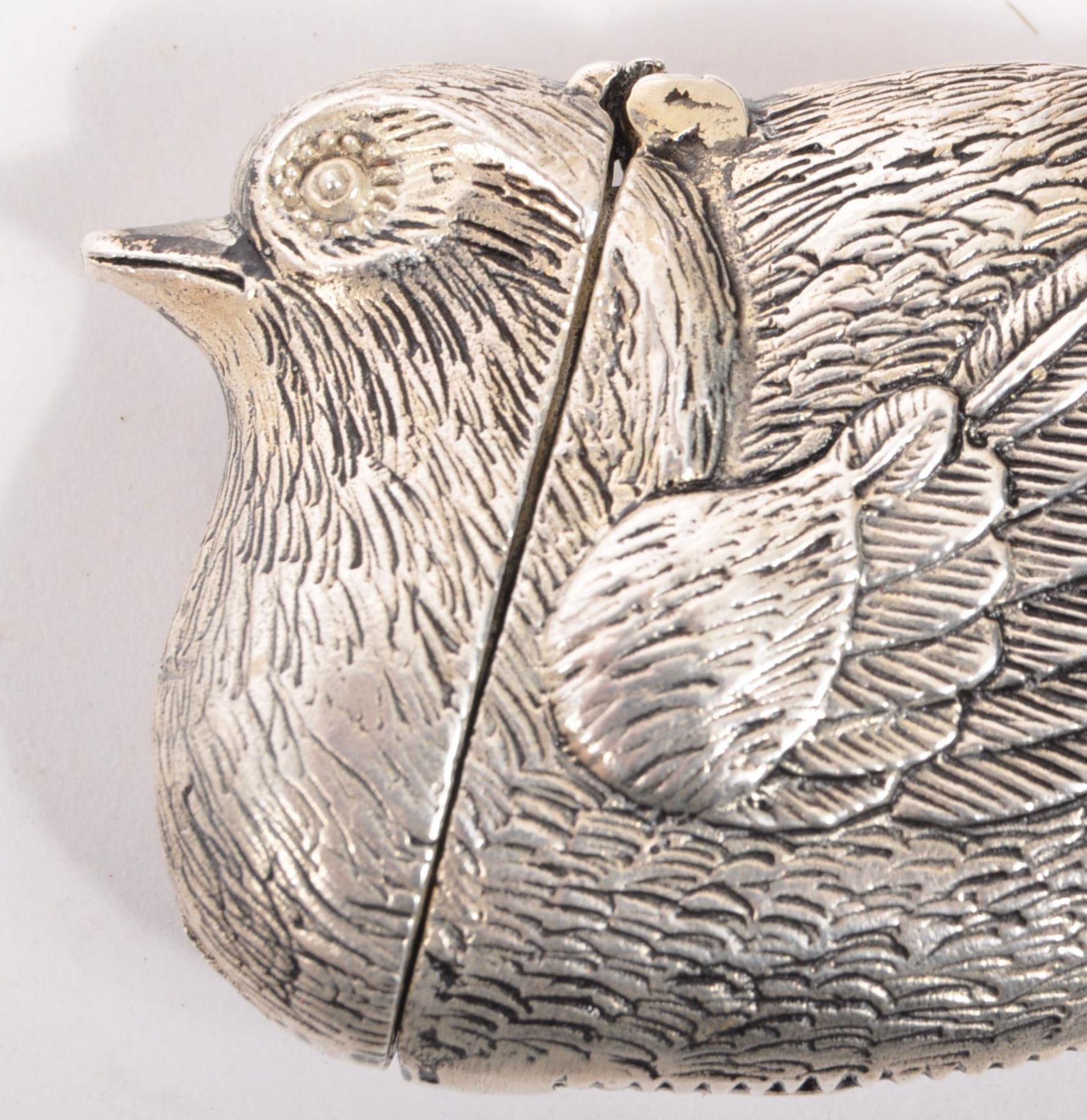 A CONTEMPORARY WHITE METAL BIRD DESIGN VESTA MATCH CASE - Image 5 of 6