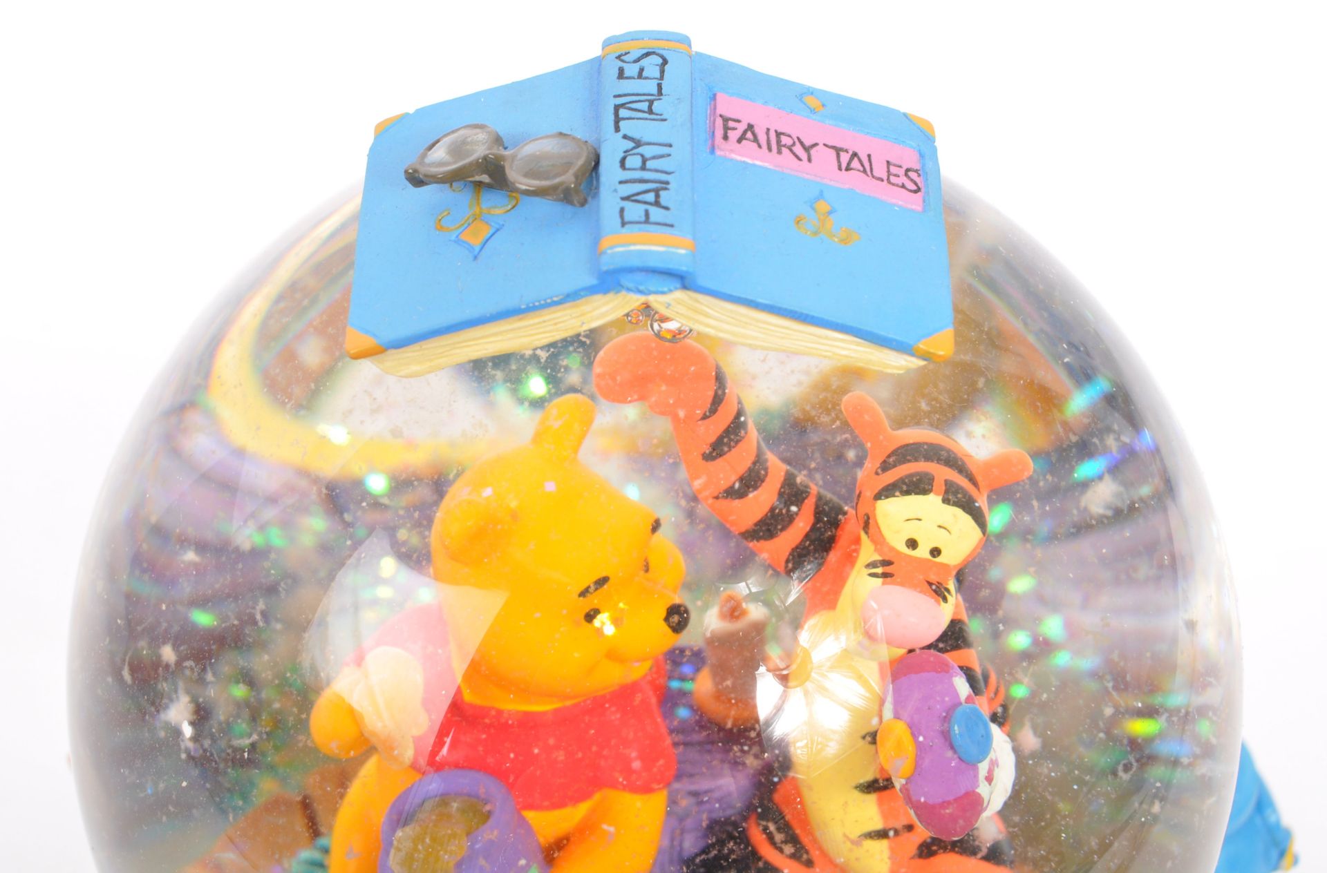 POOH DISNEY MUSICAL SNOW GLOBE & POOH PARTY WALL PLAQUE - Image 5 of 9