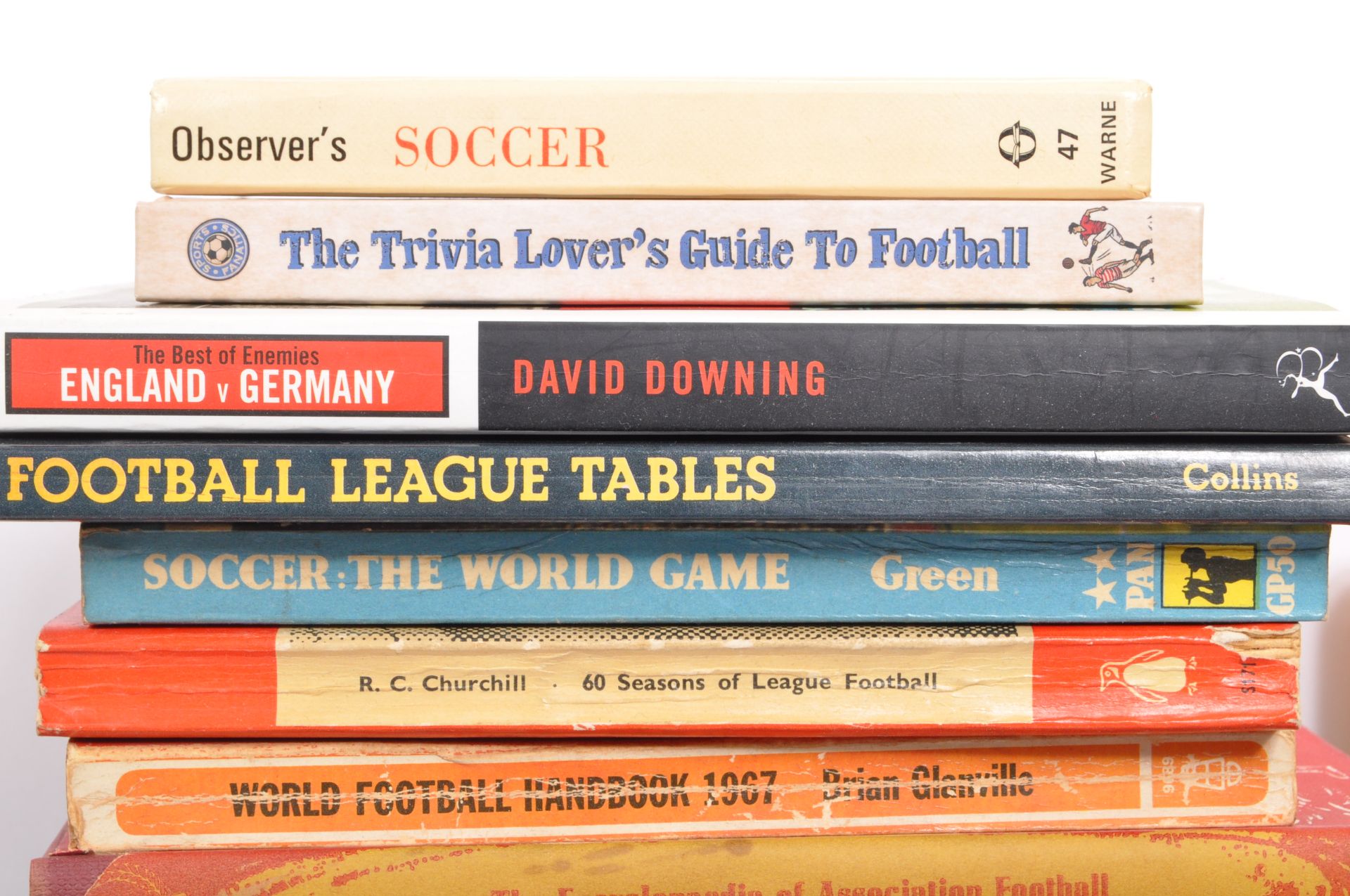 COLLECTION OF VINTAGE 20TH CENTURY FOOTBALL BOOKS - Image 4 of 13