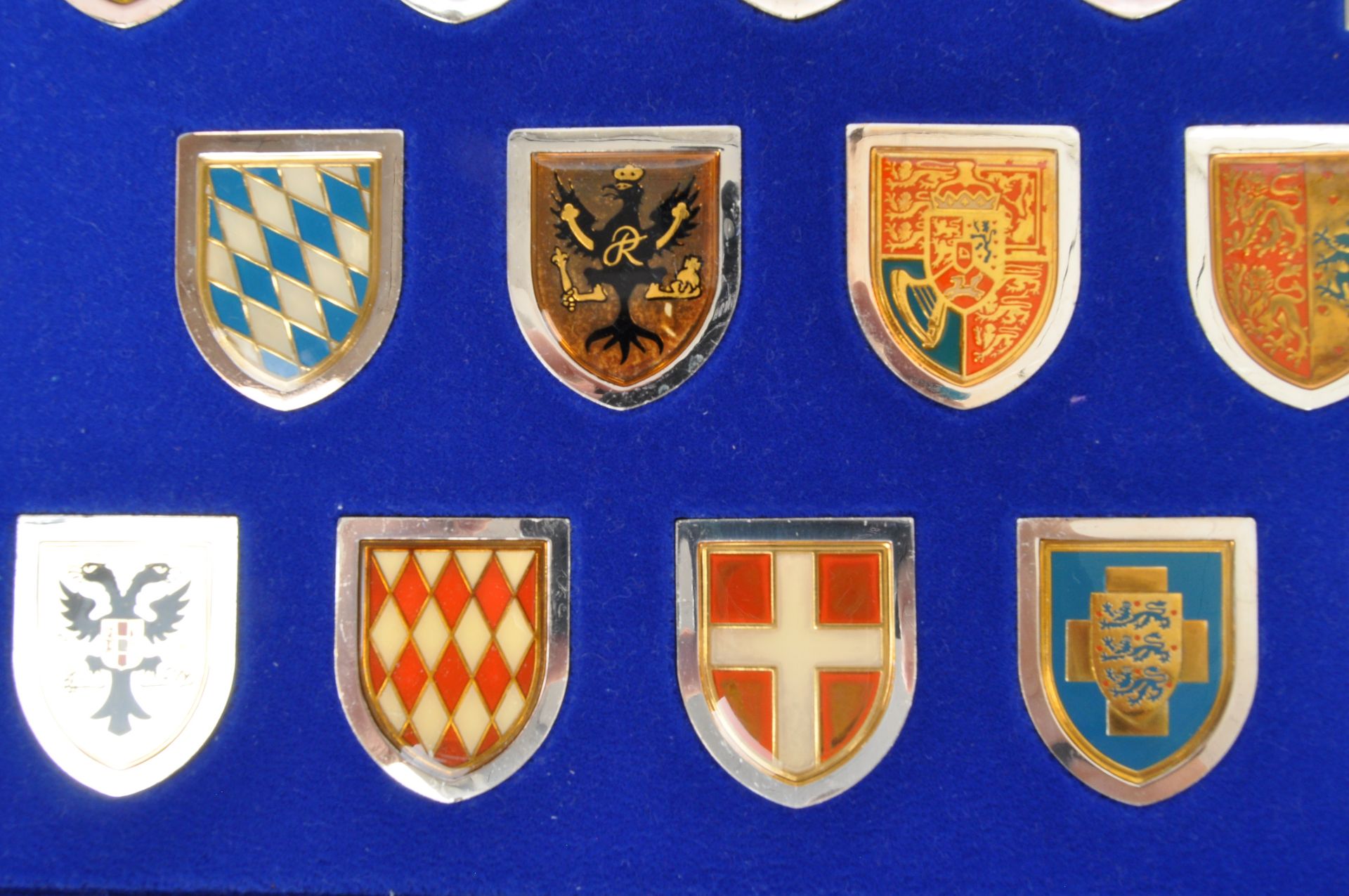 COATS OF ARMS OF GREAT MONARCHS OF HISTORY BOXED - Image 8 of 8