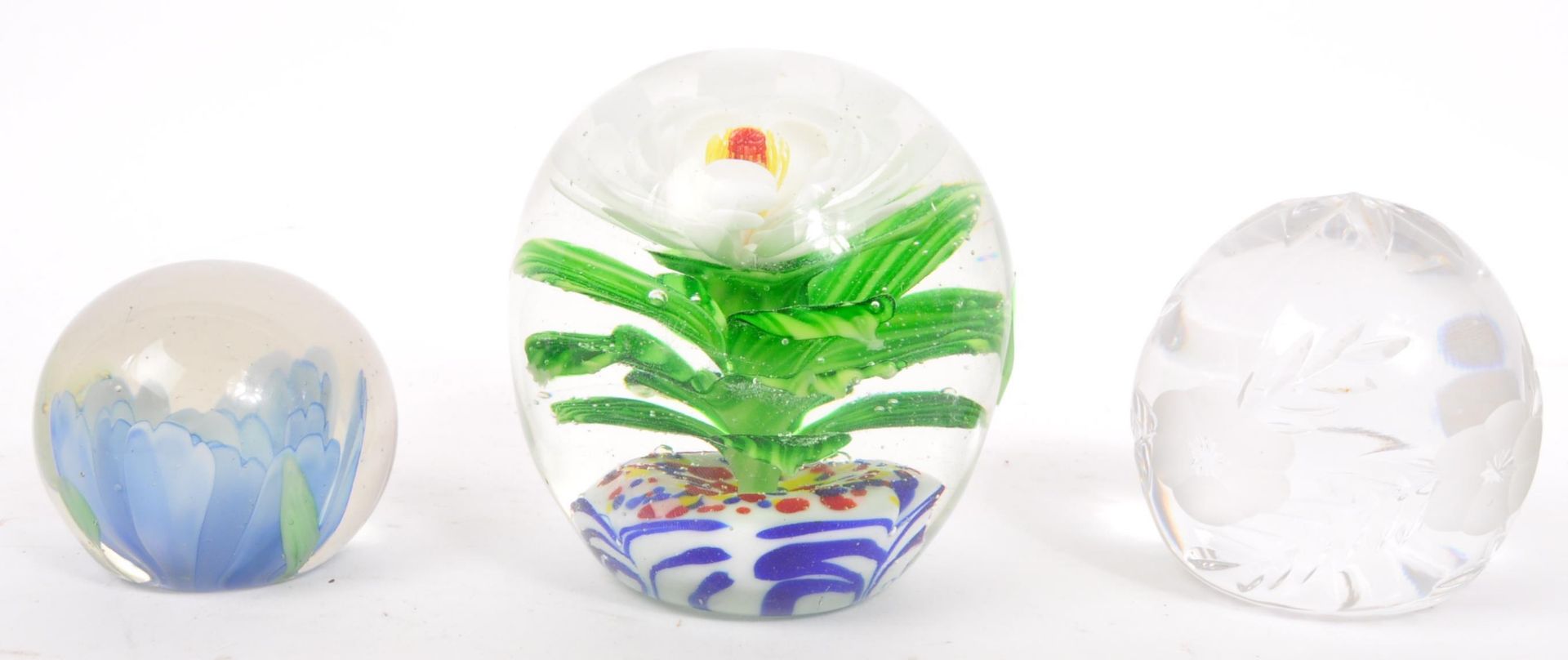 COLLECTION OF VINTAGE RETRO STUDIO ART GLASS PAPERWEIGHTS - Image 4 of 8