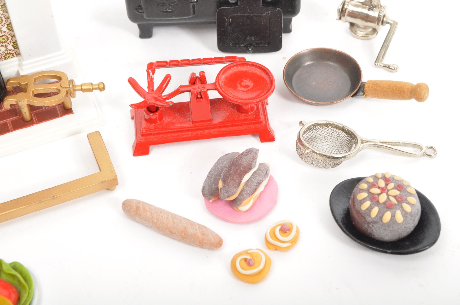 COLLECTION OF VINTAGE DOLLS HOUSE FURNITURE & ACCESSORIES - Image 6 of 9