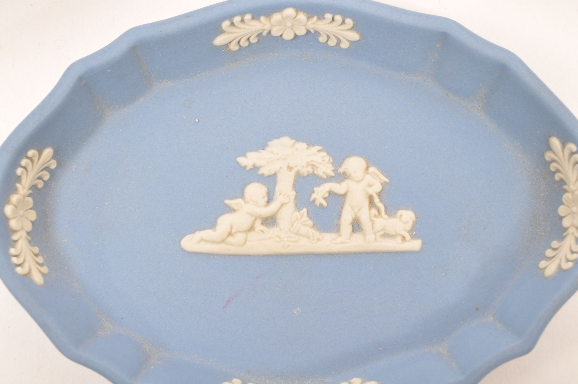 THIRTEEN WEDGWOOD JAPSERWARE CAMEO WARE PIN DISHES - Image 7 of 11