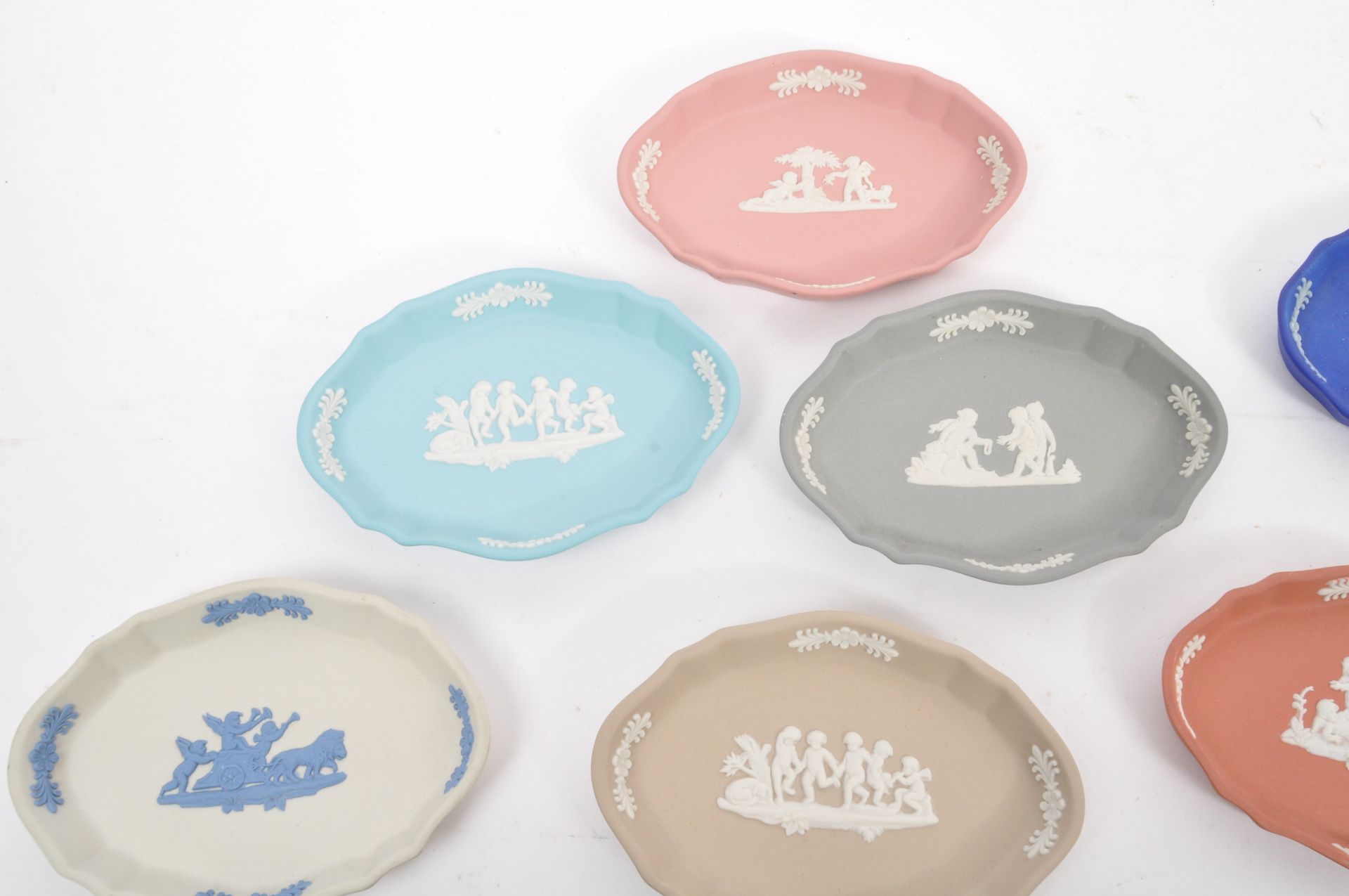 THIRTEEN WEDGWOOD JAPSERWARE CAMEO WARE PIN DISHES - Image 4 of 11