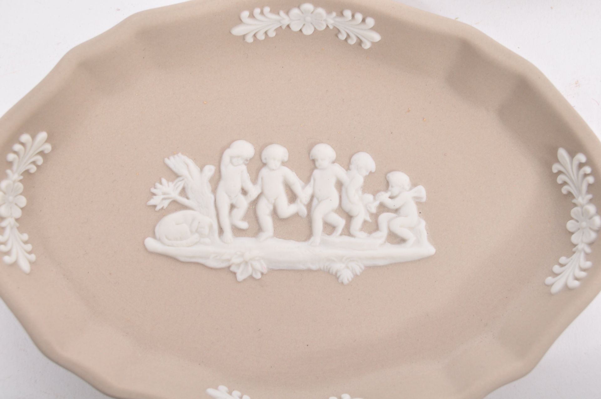 THIRTEEN WEDGWOOD JAPSERWARE CAMEO WARE PIN DISHES - Image 9 of 11