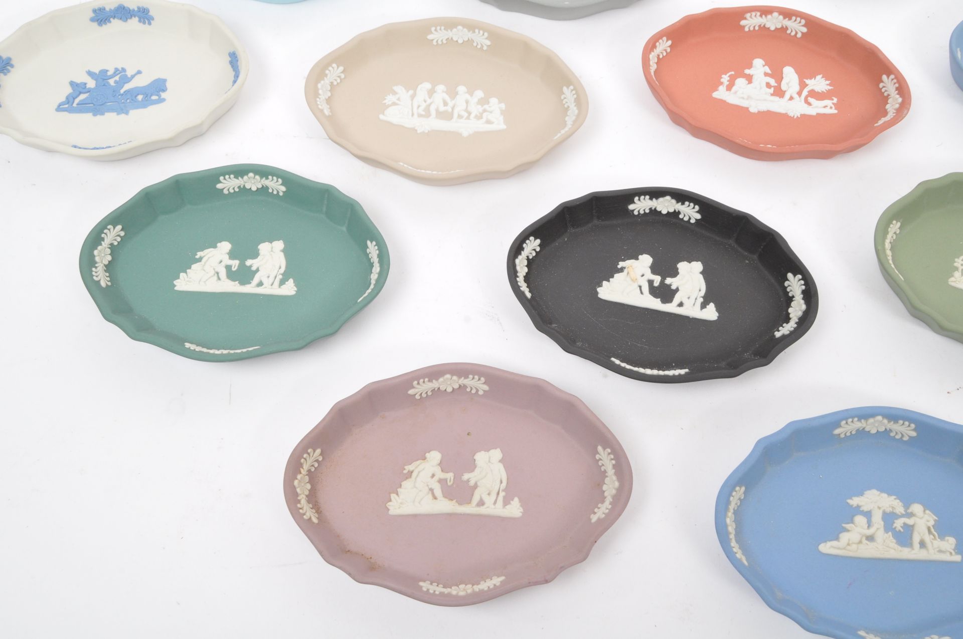 THIRTEEN WEDGWOOD JAPSERWARE CAMEO WARE PIN DISHES - Image 3 of 11