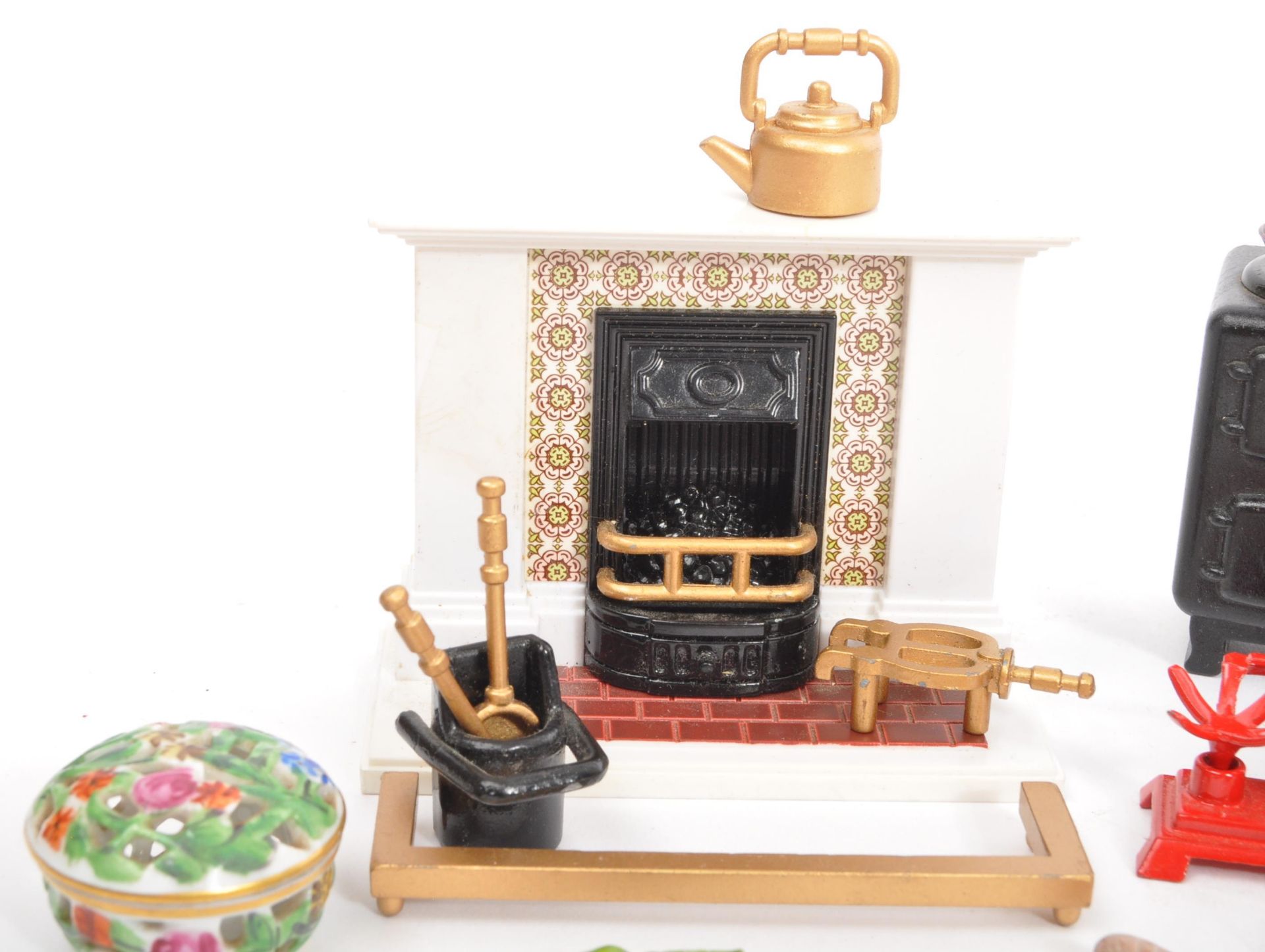 COLLECTION OF VINTAGE DOLLS HOUSE FURNITURE & ACCESSORIES - Image 2 of 9