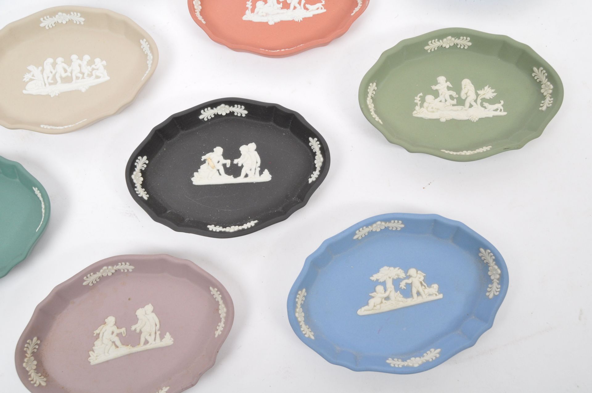 THIRTEEN WEDGWOOD JAPSERWARE CAMEO WARE PIN DISHES - Image 6 of 11