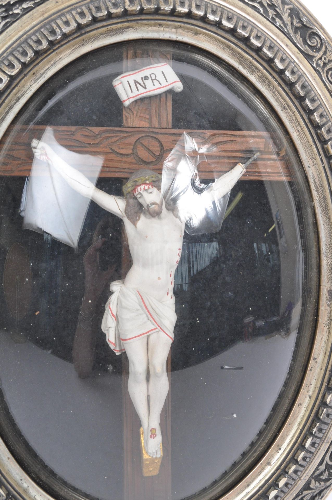 20TH CENTURY CATHOLIC STUCCO CRUCIFIX IN DOMED FRAME - Image 2 of 5