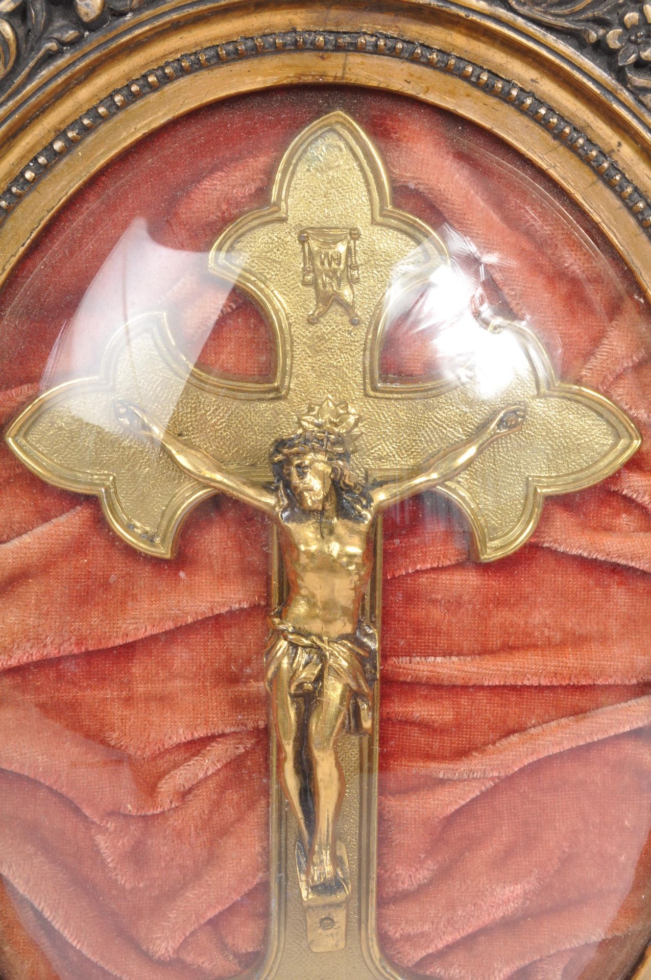 20TH CENTURY CATHOLIC GILT METAL CRUCIFIX IN DOMED FRAME - Image 2 of 5