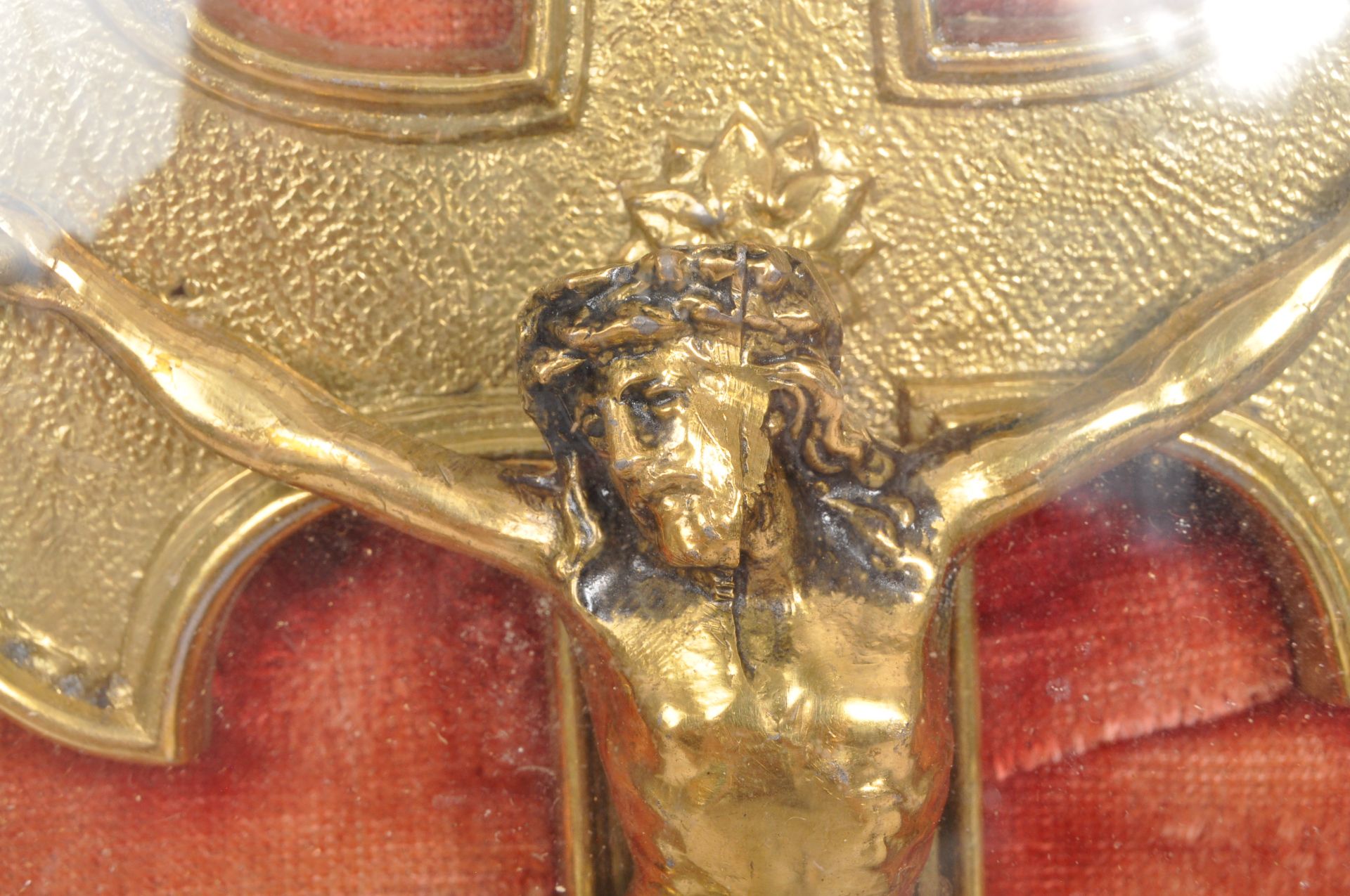 20TH CENTURY CATHOLIC GILT METAL CRUCIFIX IN DOMED FRAME - Image 3 of 5