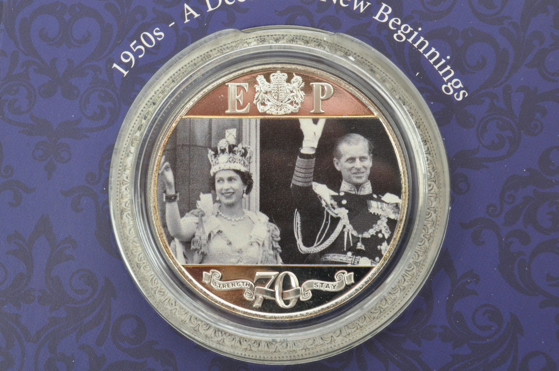 TWO COMMEMORATIVE COIN SETS - VERA LYNN & QUEEN ELIZABETH II - Image 7 of 9