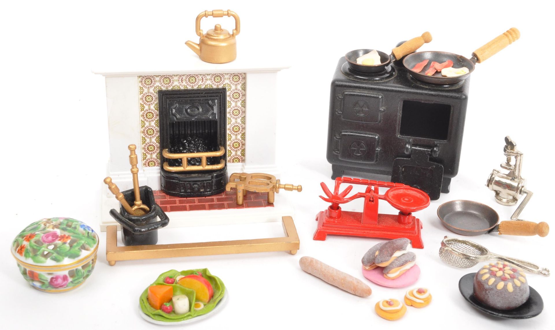COLLECTION OF VINTAGE DOLLS HOUSE FURNITURE & ACCESSORIES