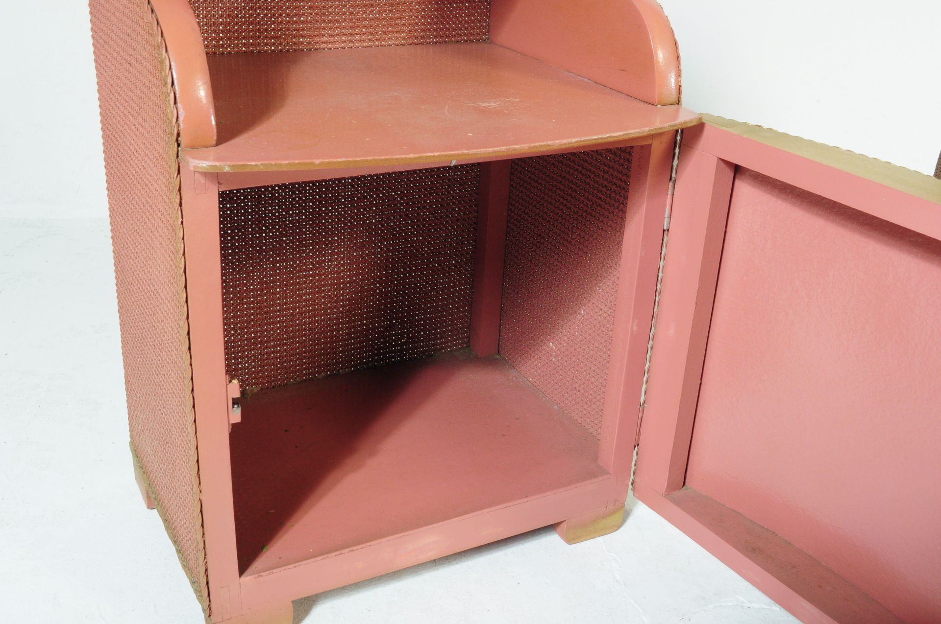 MID 20TH CENTURY RATTAN LAUNDRY BASKET AND BEDSIDE CABINET - Bild 5 aus 6