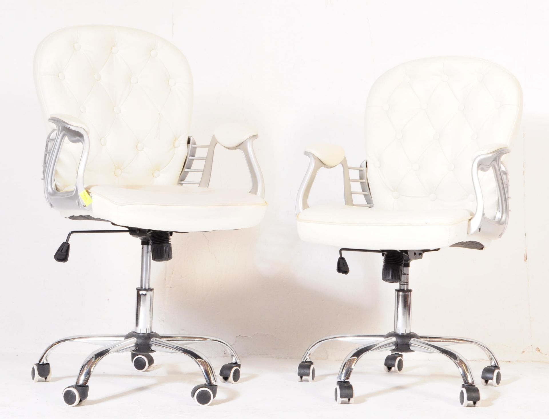 A PAIR OF RETRO VINTAGE LEATHERETTE WHITE OFFICE CHAIRS