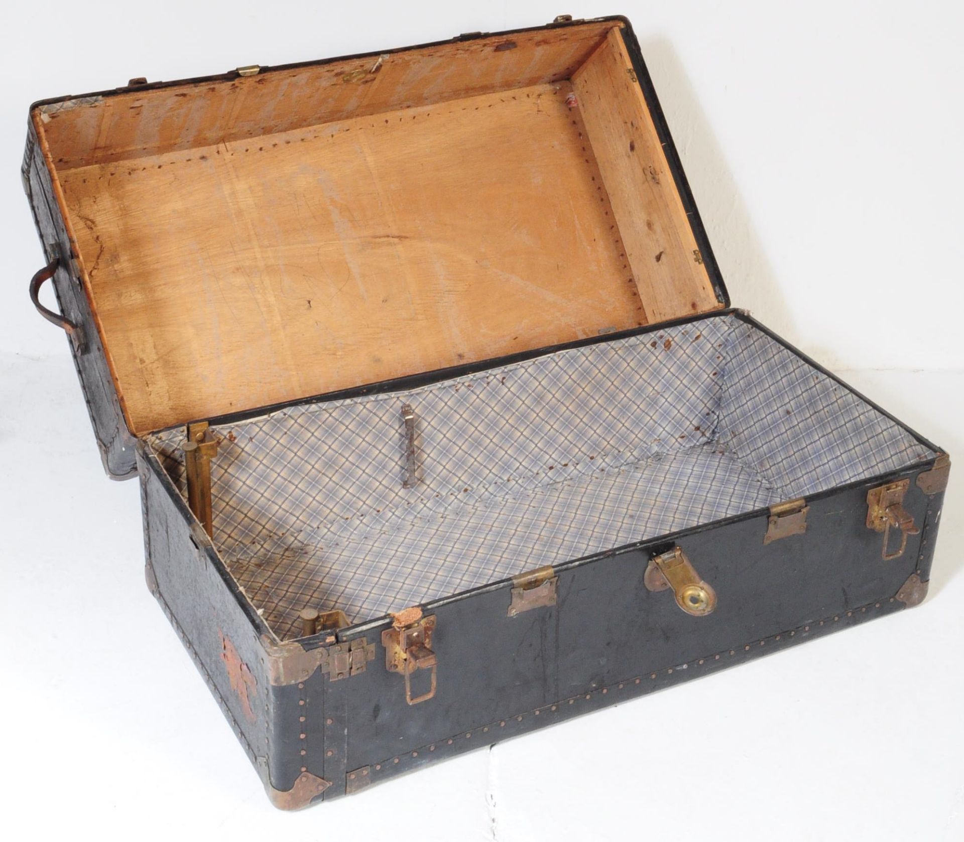 VINTAGE 20TH CENTURY TRAVEL RAILWAY SUITCASE TRUNK - Image 3 of 5