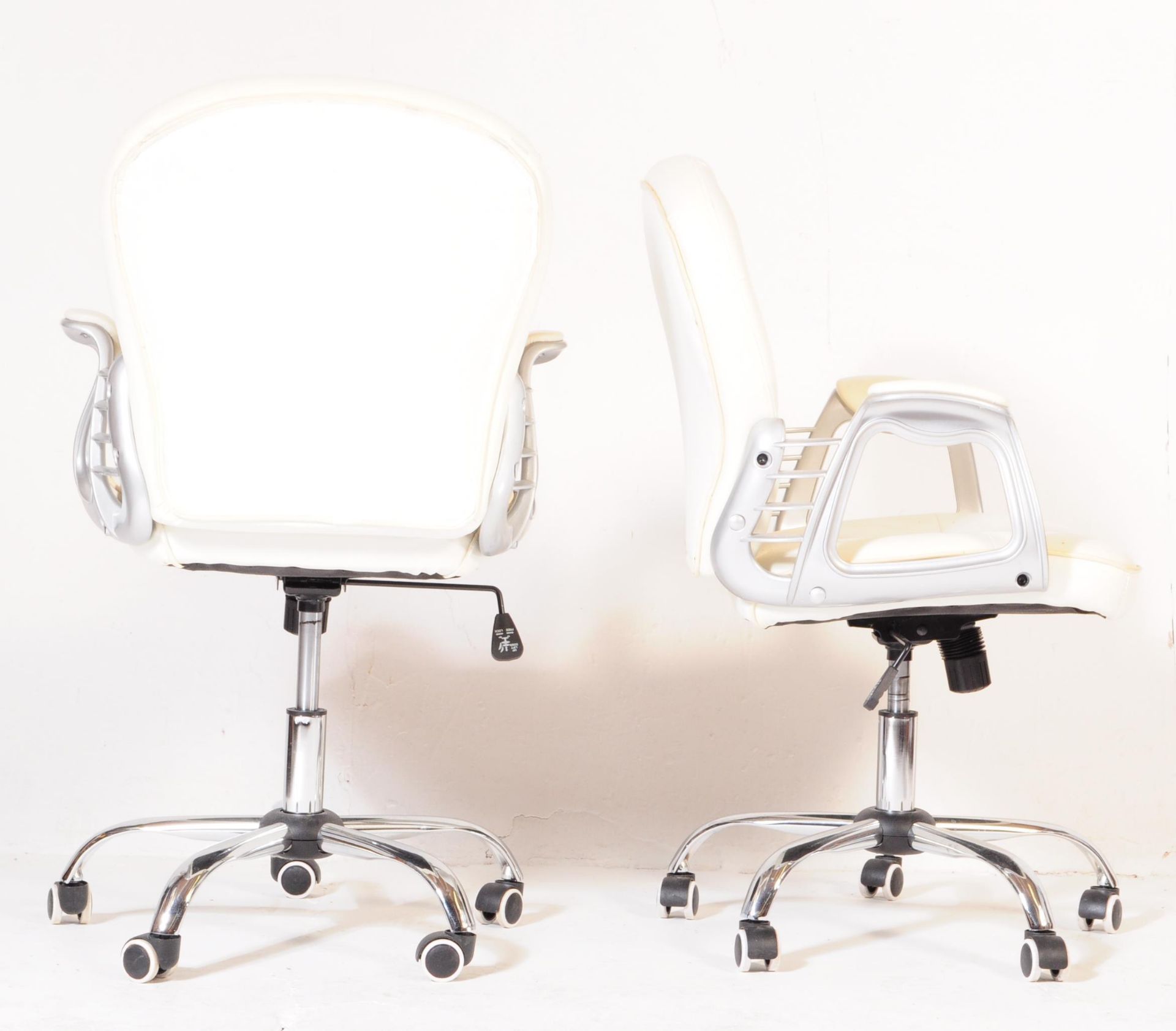 A PAIR OF RETRO VINTAGE LEATHERETTE WHITE OFFICE CHAIRS - Bild 3 aus 5