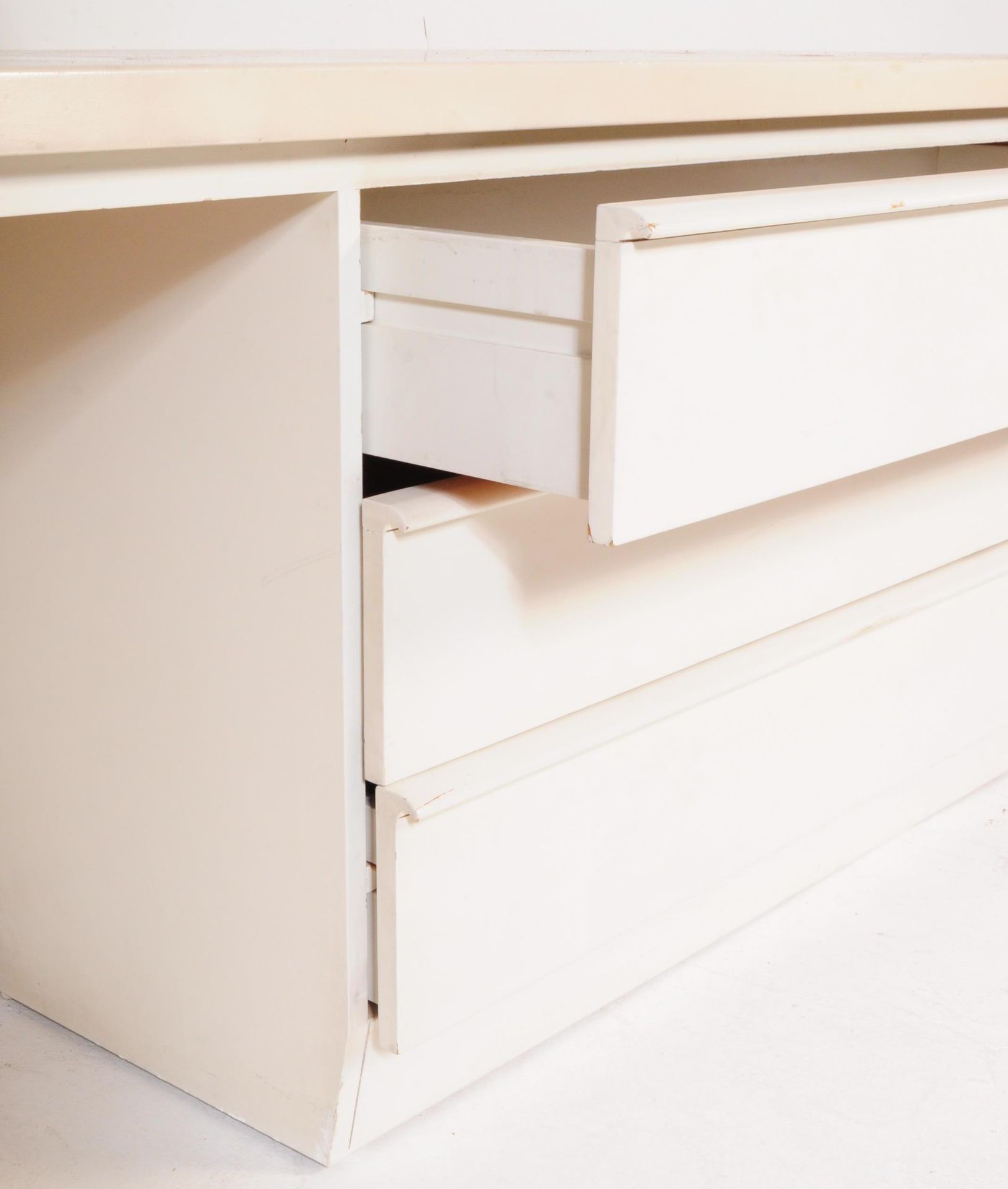 RETRO MID CENTURY WHITE DRESSING TABLE / DRESSING CHEST - Image 4 of 4