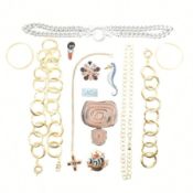 COLLECTION OF GOLD & SILVER TONE COSTUME JEWELLERY