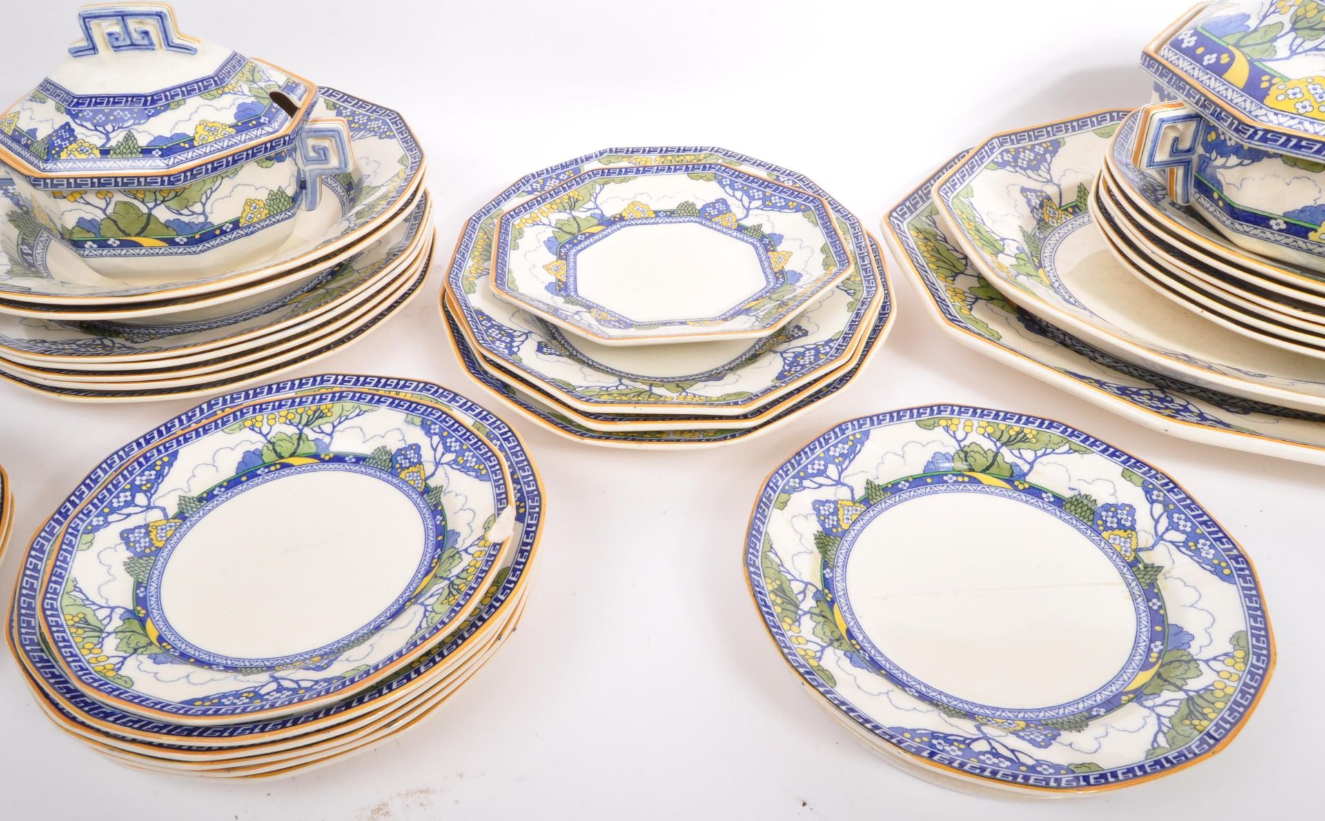 ROYAL DOULTON MERRYWEATHER DINNER SERVICE - Image 4 of 5