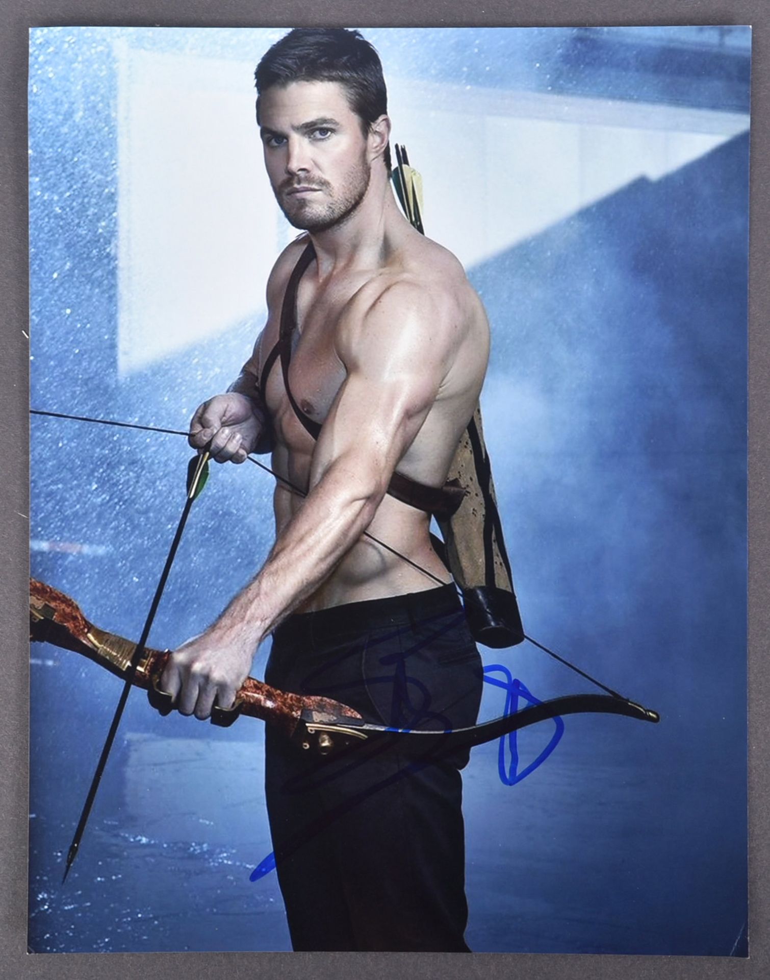 STEPHEN AMELL - ARROW - AUTOGRAPHED 8X10" PHOTO - AFTAL