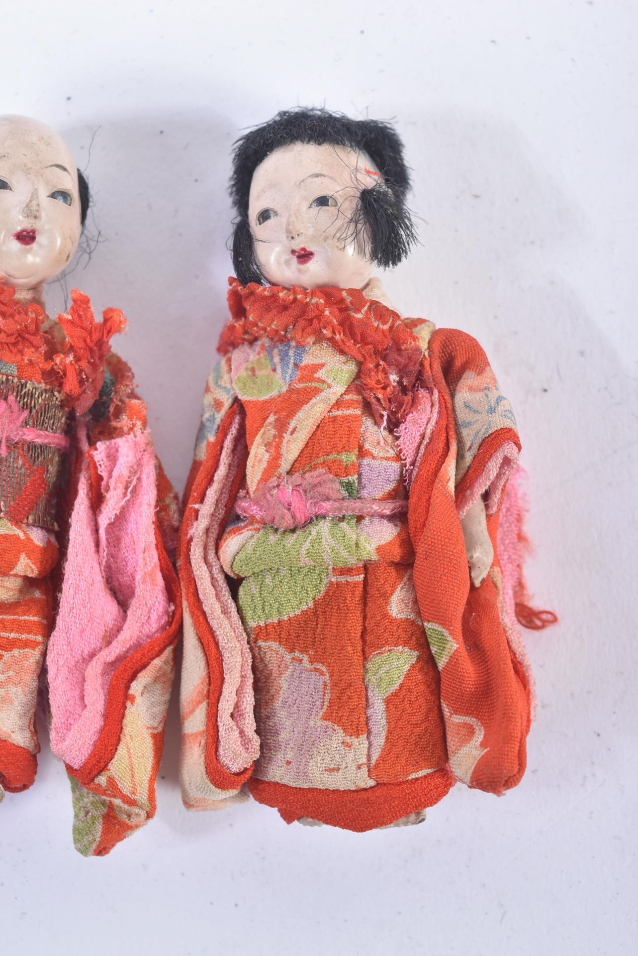 JAPANESE DOLLS - TWO EARLY 20TH CENTURY COMPOSITION MINIATURES - Bild 2 aus 5