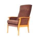 A CONTEMPORARY EASY LOUNGE ARM CHAIR