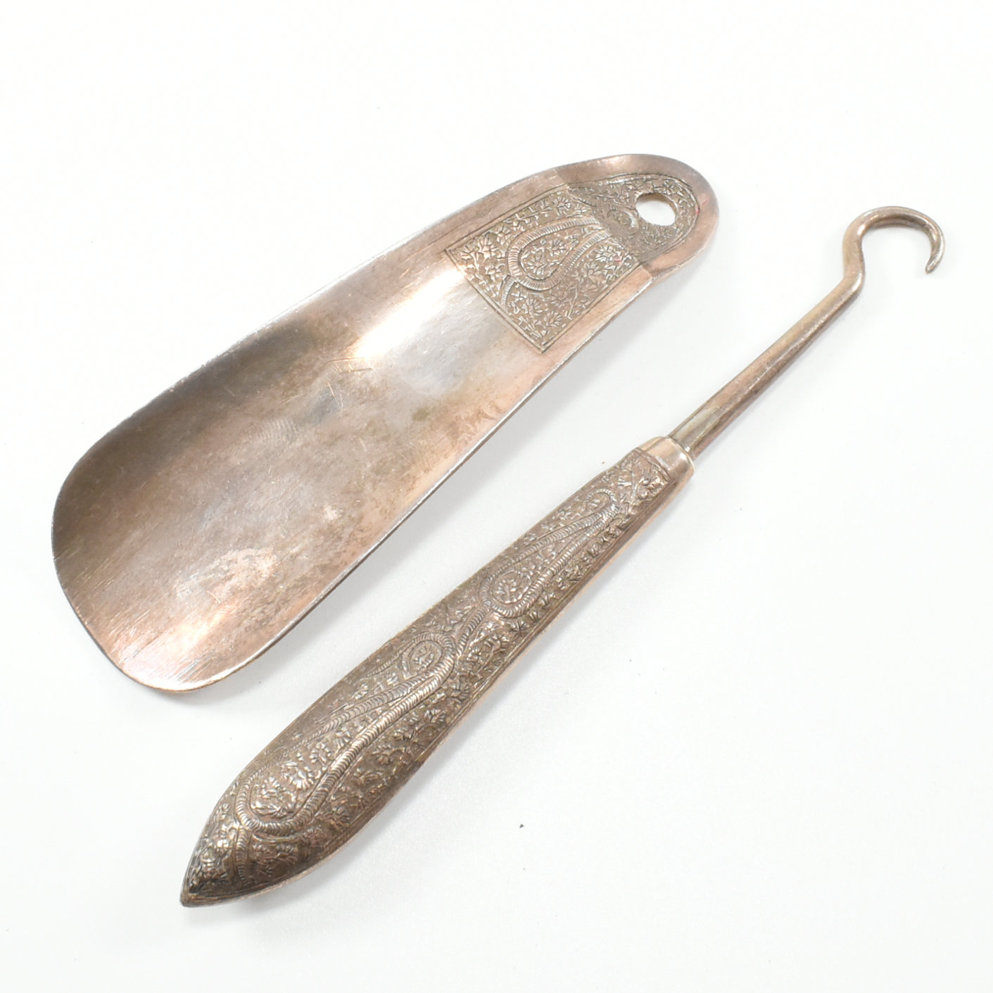 20TH CENTURY WHITE METAL COVERED ANGLO COLONIAL VANITY DRESSING SET - Image 7 of 8