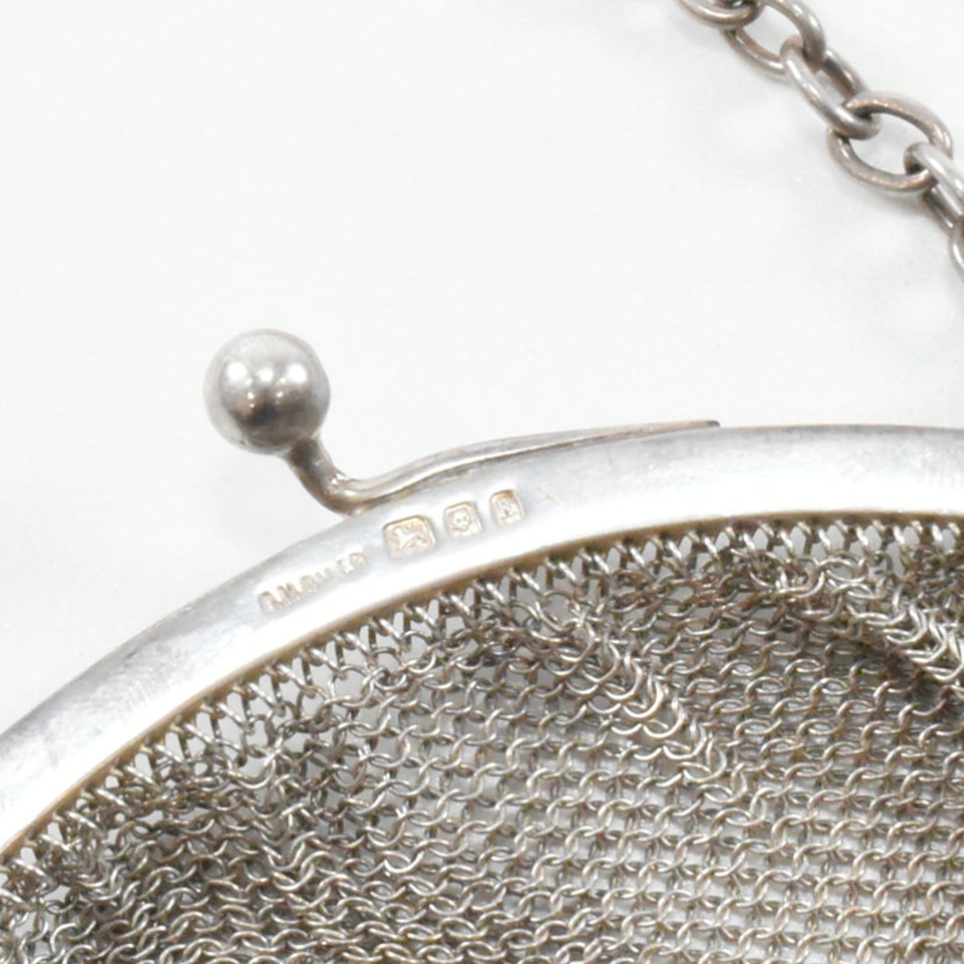 GEORGE V HALLMARKED SILVER MESH HANDBAG - Image 5 of 6