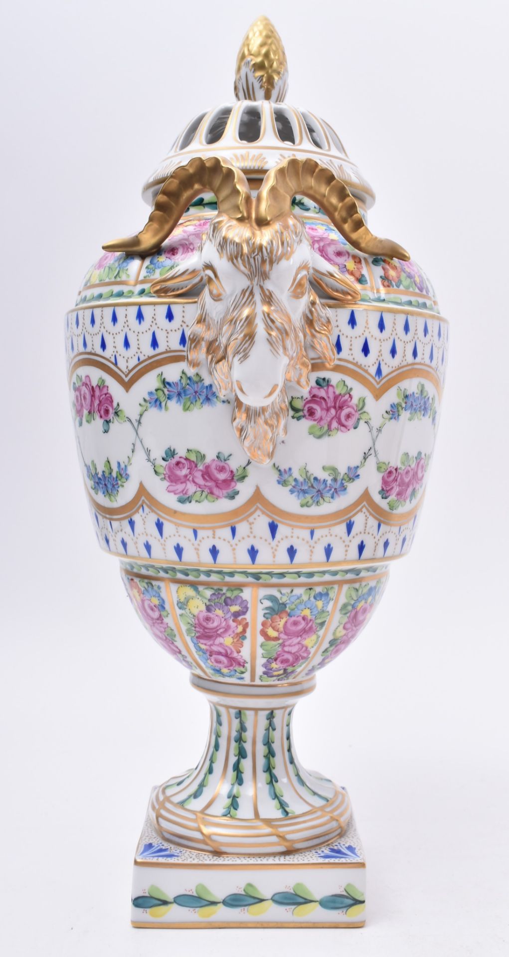 EARLY 20TH CENTURY GERMAN DRESDEN FINE BONE CHINA RAM VASE - Image 3 of 8