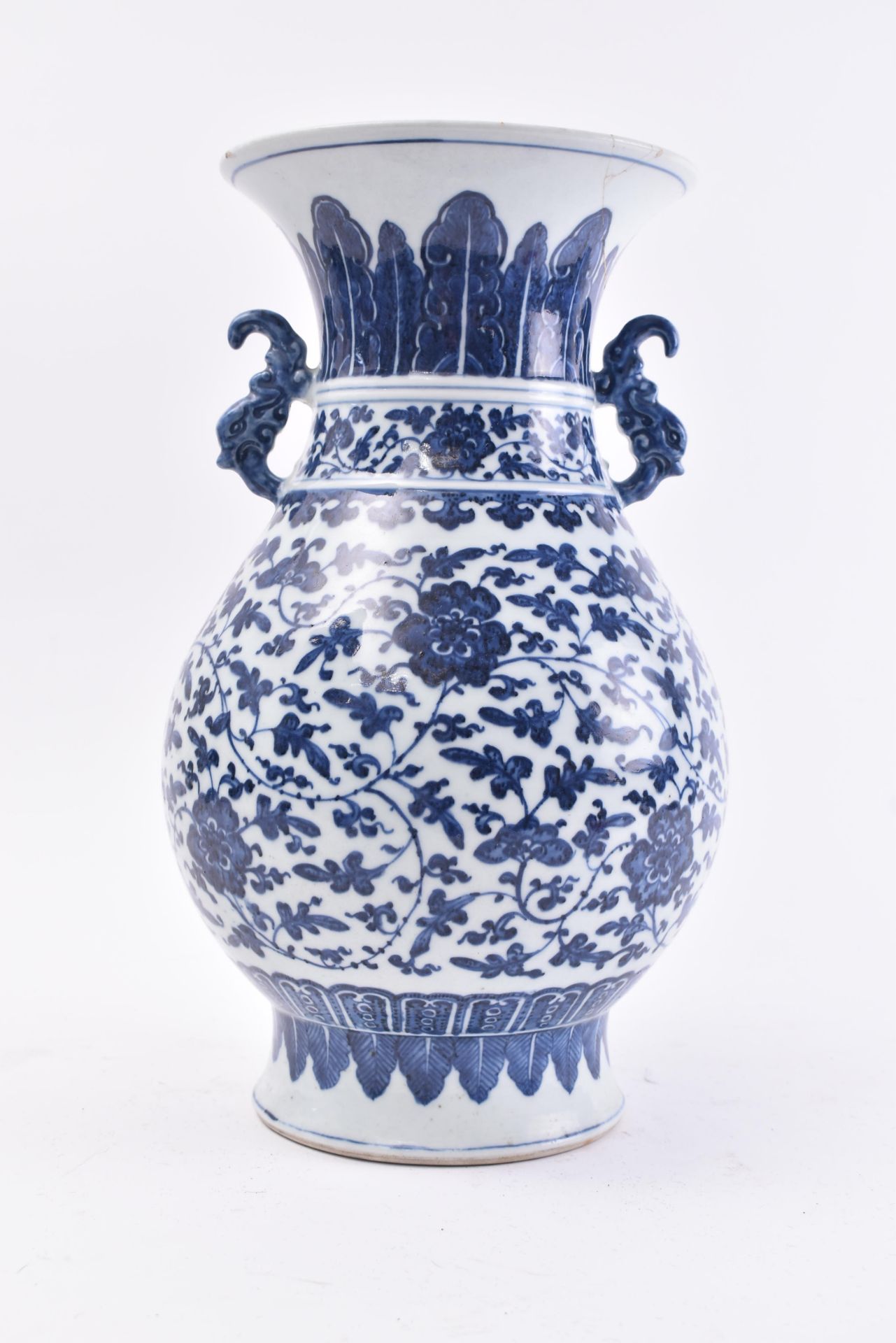 19TH CENTURY CHINESE QING DYNASTY BLUE AND WHITE VASE